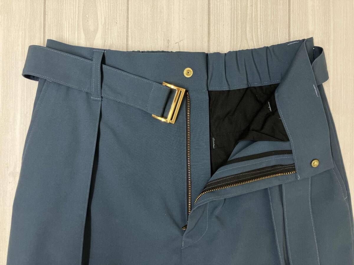 くに CULLNI クルニ 23-SS-026 ピンタック テーパードパンツ サイズ2 ブルー