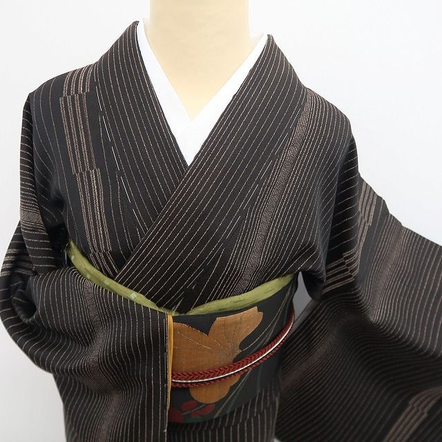 tomihisa 新品 縦縞 着物 正絹 仕付け糸付“漂う大人の品と余裕にリズム