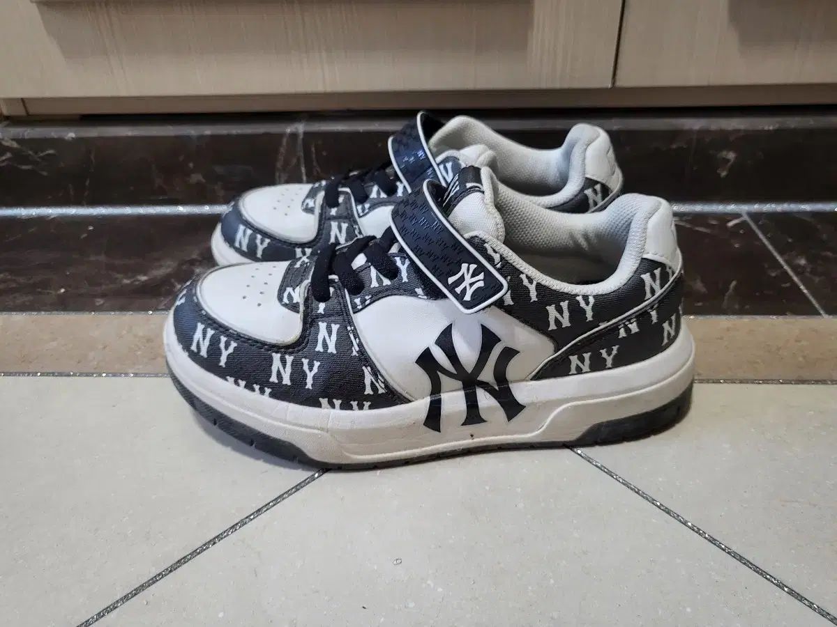 NYヤンキース スニーカー 220