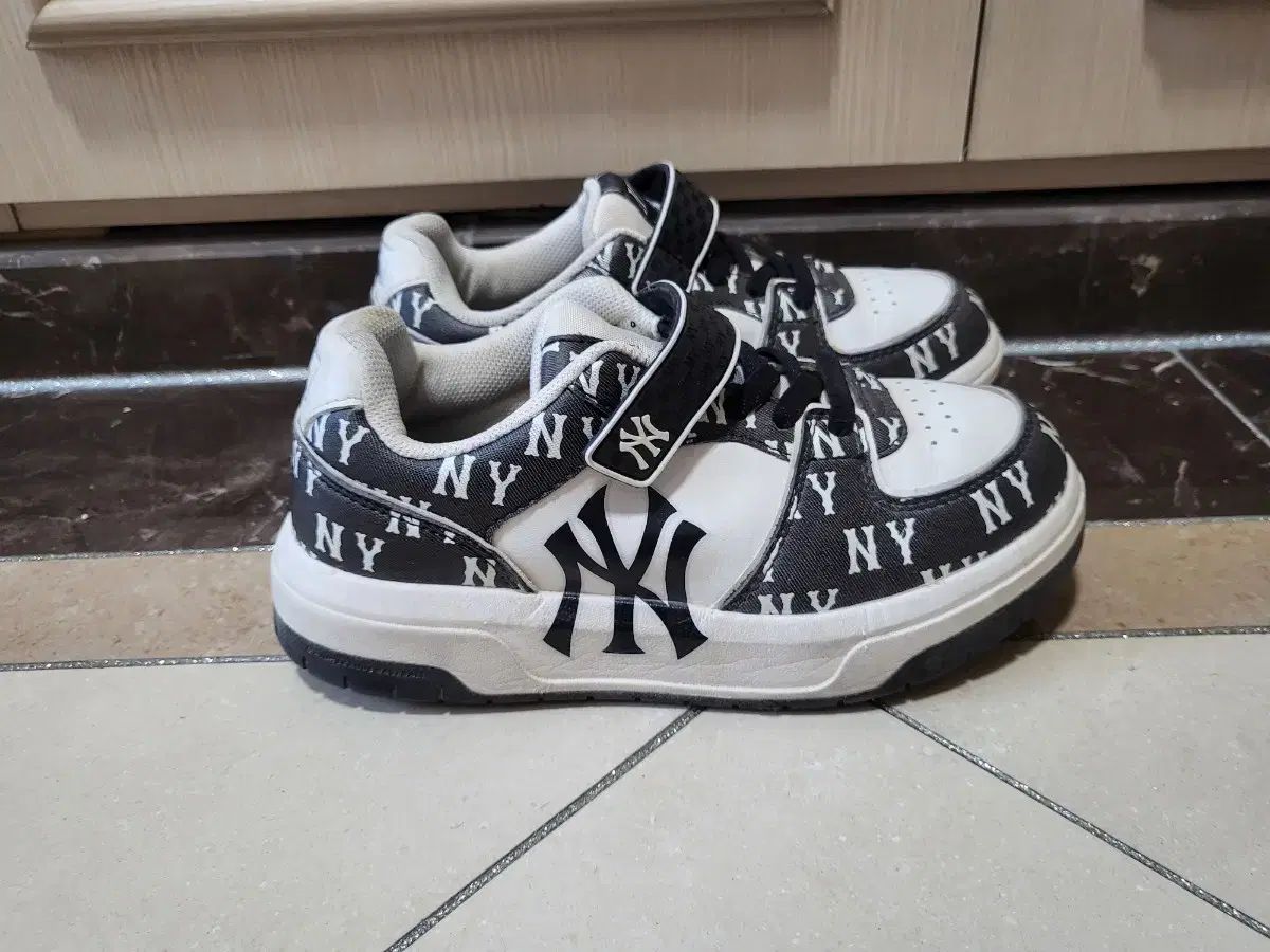  NYヤンキース スニーカー 220 その他 キッズシューズ