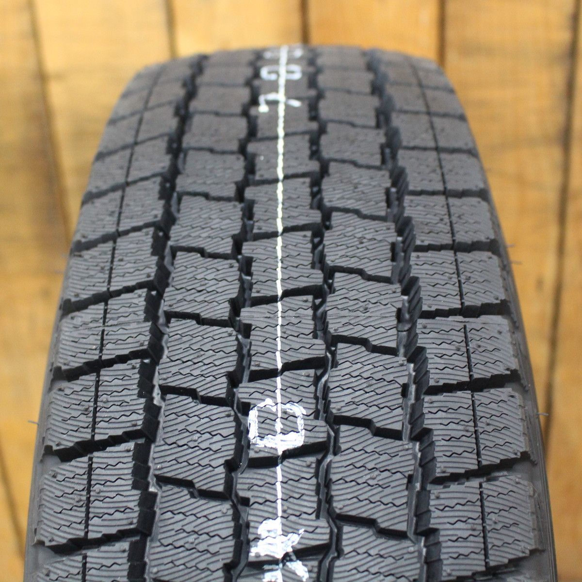 製 グッドイヤー アイスナビカーゴ スタッドレスタイヤ 200系 ハイエース 15インチ ホイール 195 80 R 15 107 105 4本SET