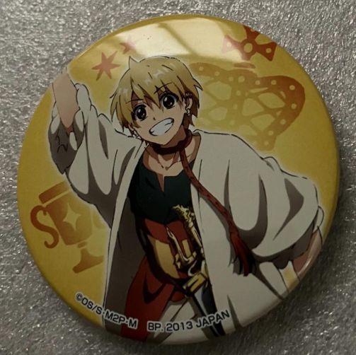 e➕マギ➕ アリババ 腕上げ 缶バッジ - メルカリ