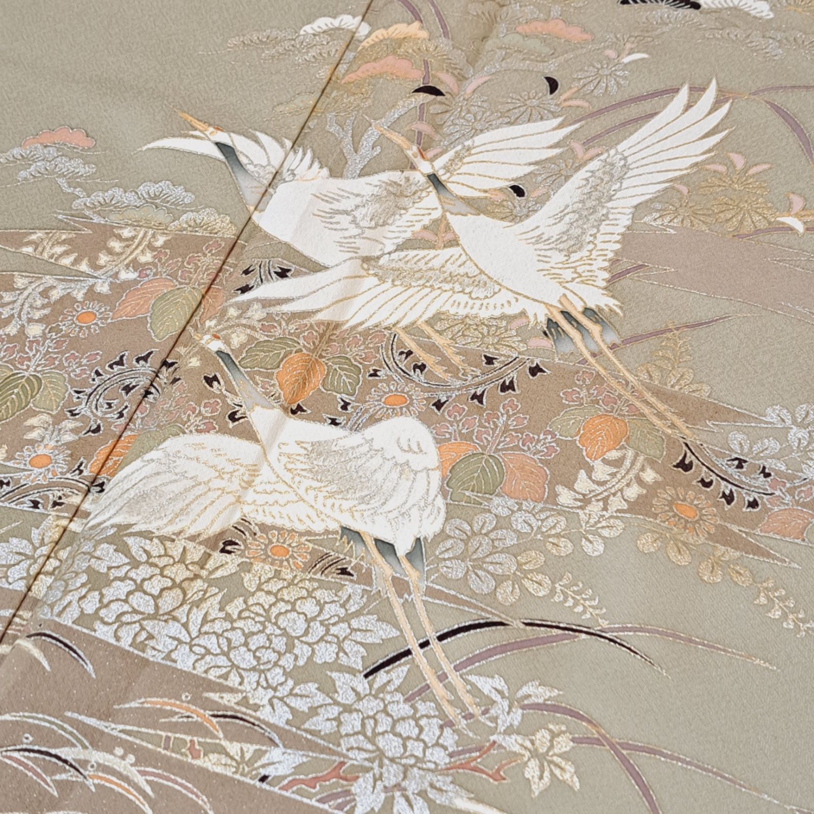  一つ紋 色留袖 裄66.5 身丈166 袖丈49 4 L相当のゆったり身幅 正絹 袷 比翼布無し 丸に木瓜紋 緑がかったベージュ系地に鶴と春秋柄 も21 S 01 m 2505 色留袖 着物