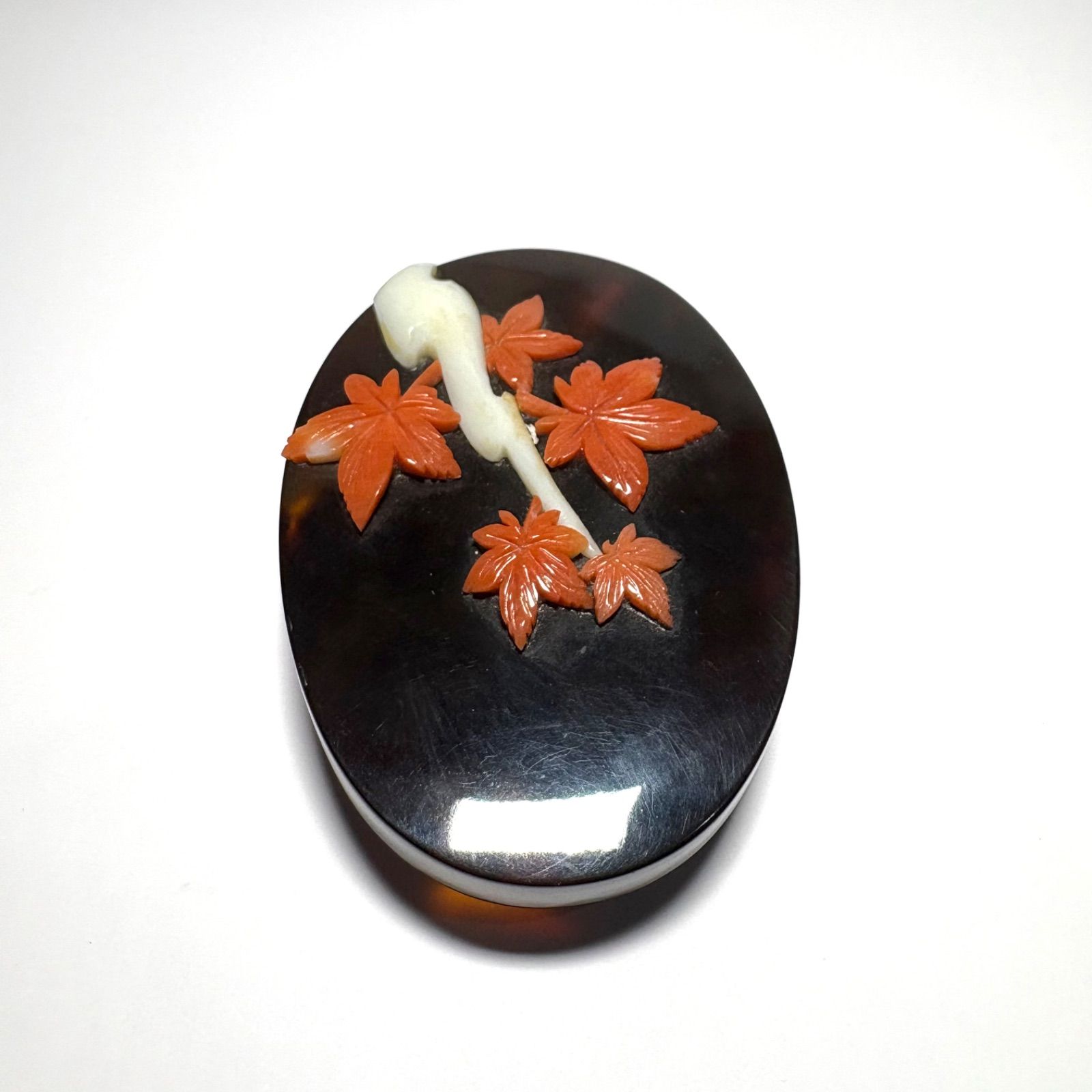 本鼈甲 × 珊瑚彫刻帯留め 職人技が光る紅葉デザイン 和装小物