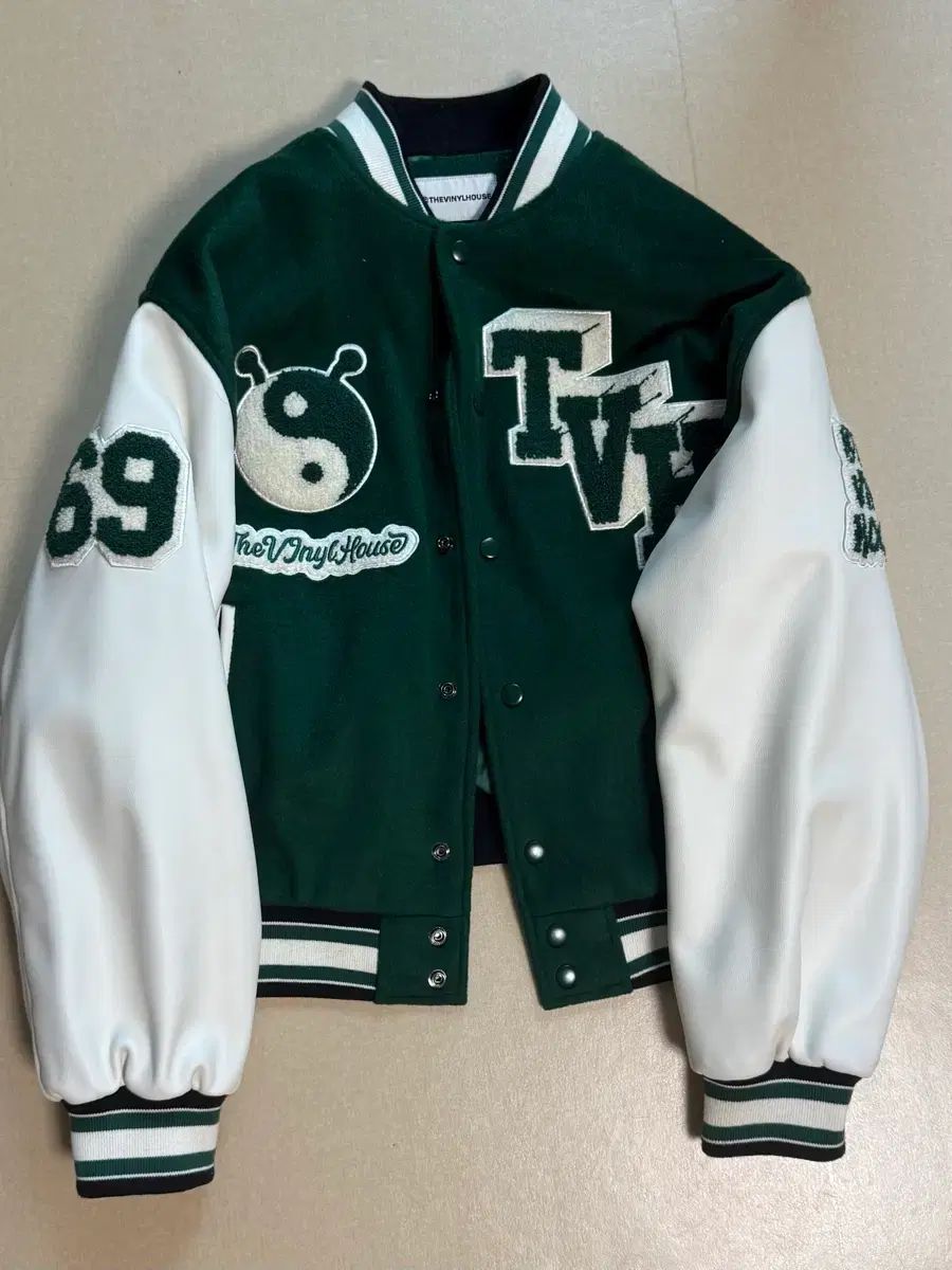 ザ ヴァイナルハウス スタジャン グリーン M