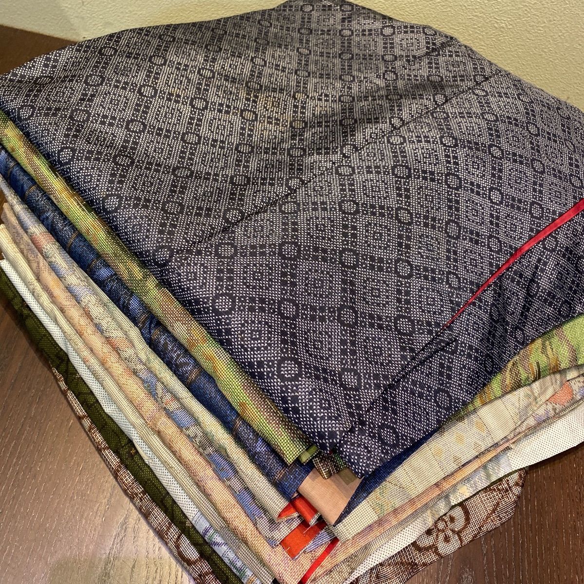 大島紬まとめ売り10枚セット　リメイク素材用 まとめ売り】正絹大島紬10枚 リメイク素材 ハンドメイド向け - メルカリ