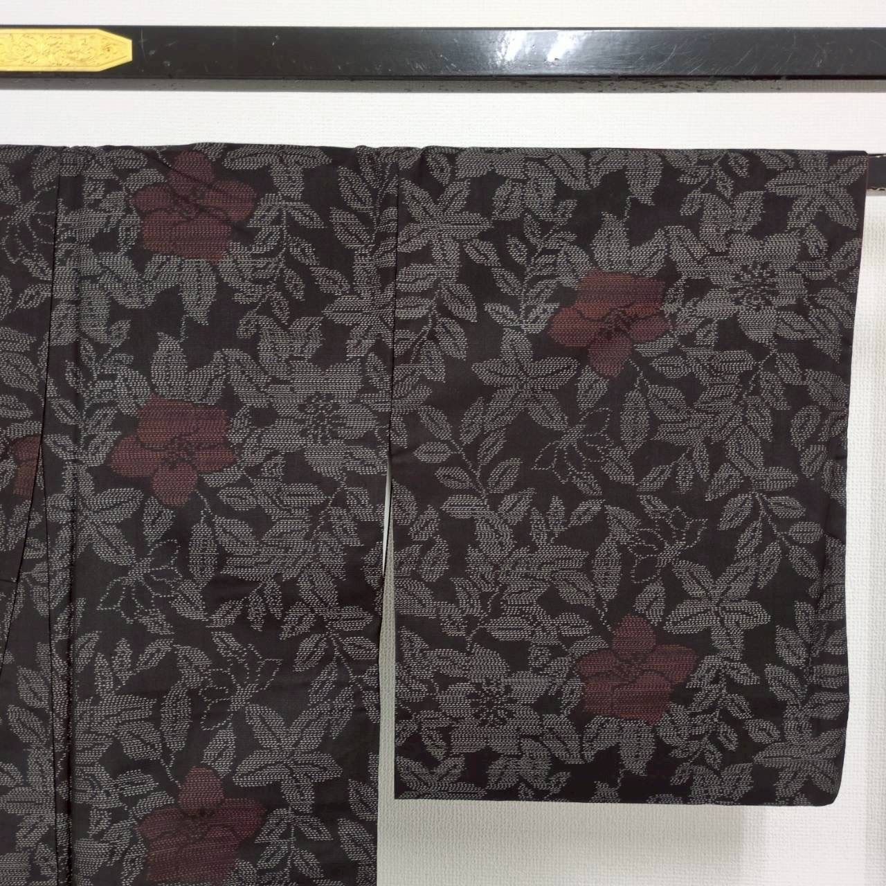 本場大島紬 裄66.5 正絹 茶泥染め 横双 素敵な花草 袷 着物 MK-1724