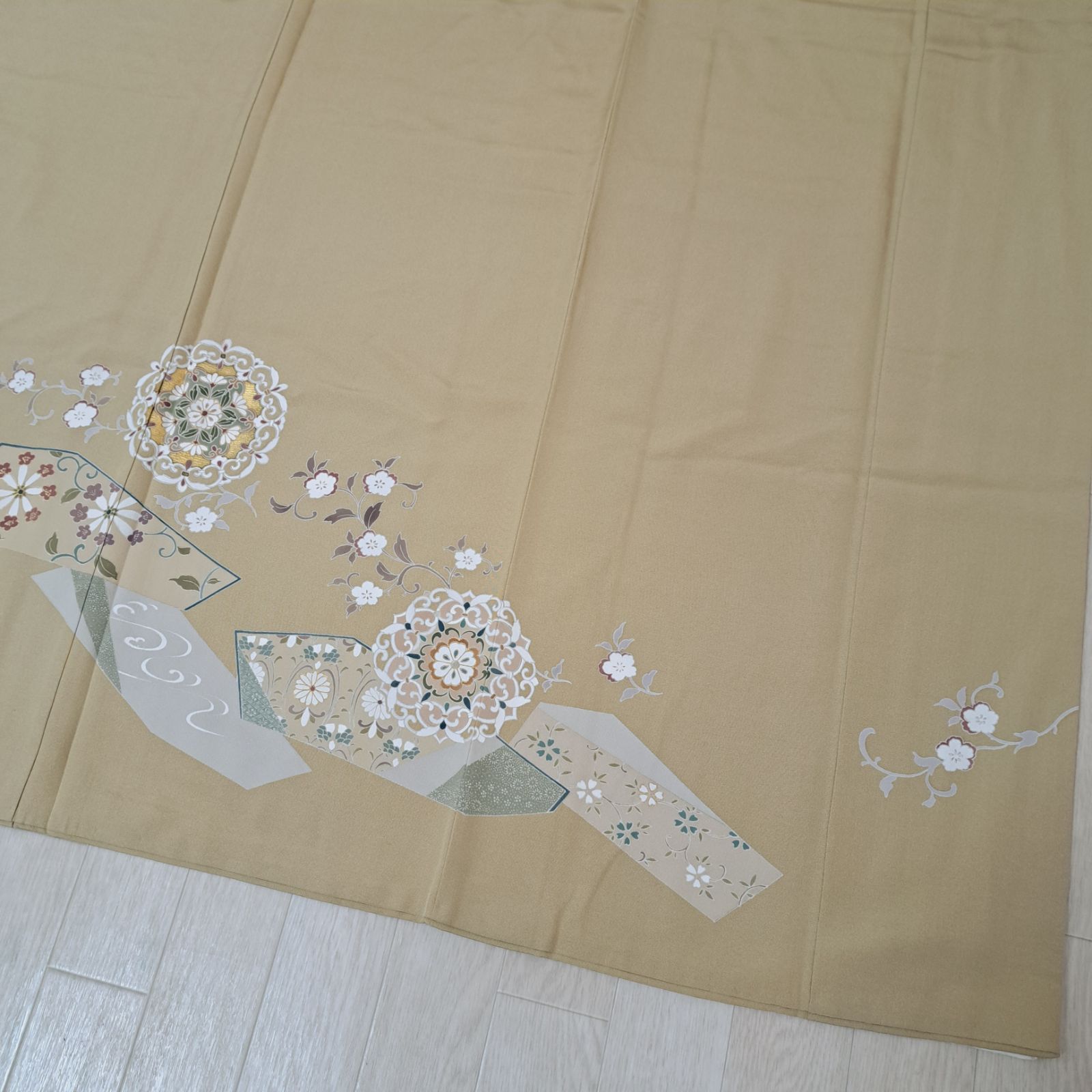 ベージュ系地に華文や唐花