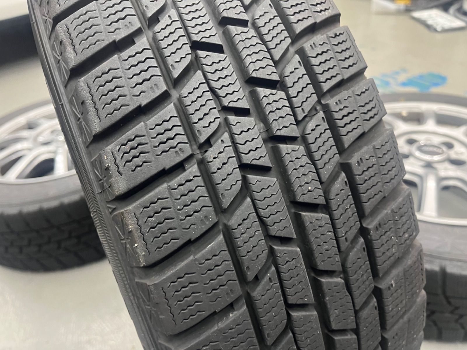 トヨタシエンタスタッドレスタイヤホイル付185 60