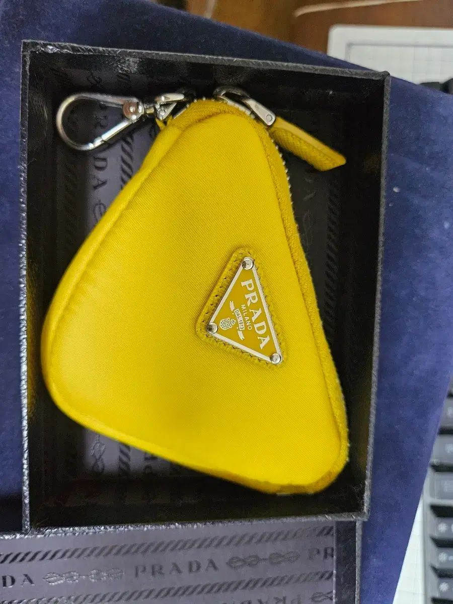 PRADA プラダ イェロー 黄色 三角 ポーチ キーホルダー