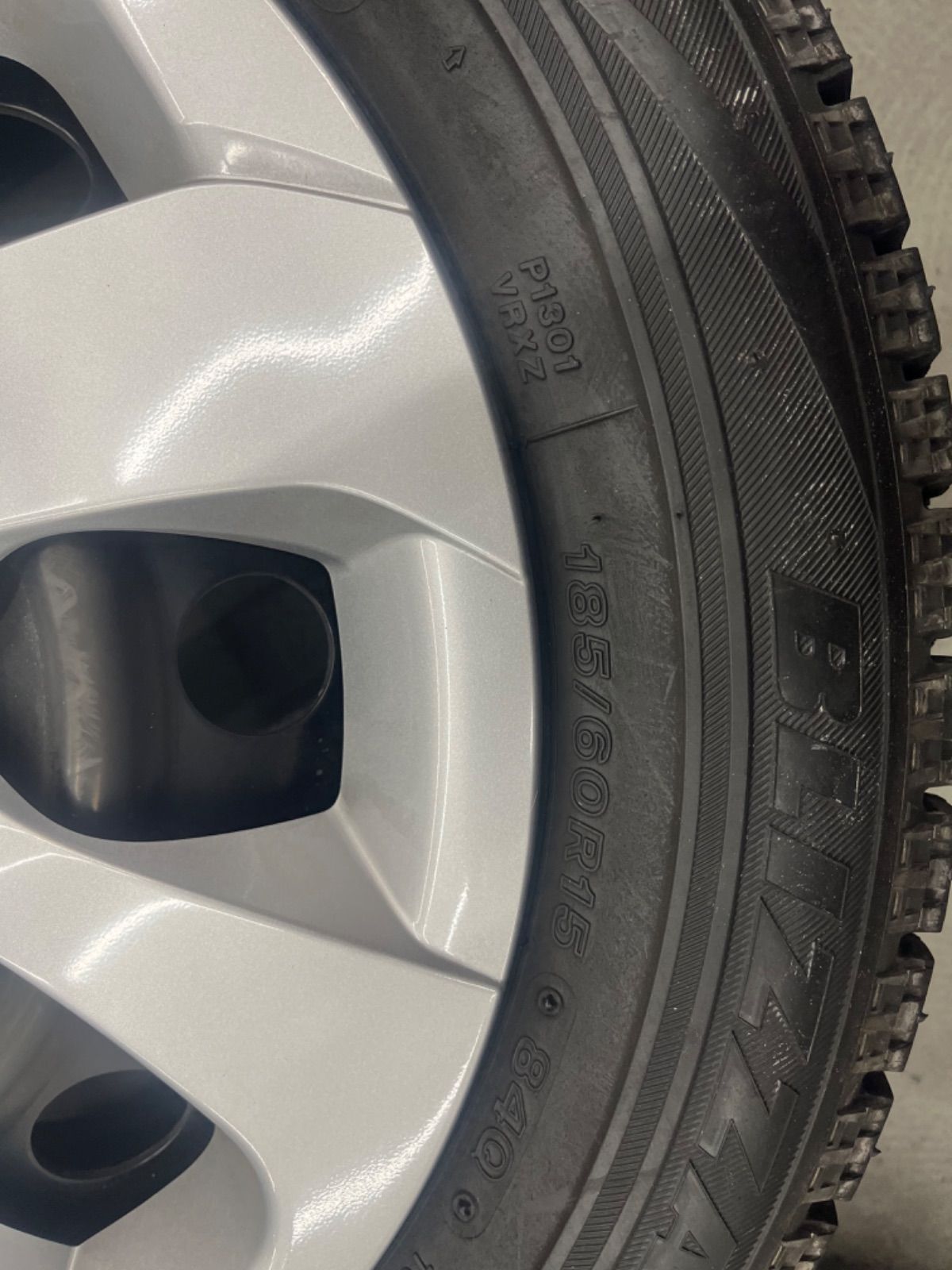 ホイルキャップ付185