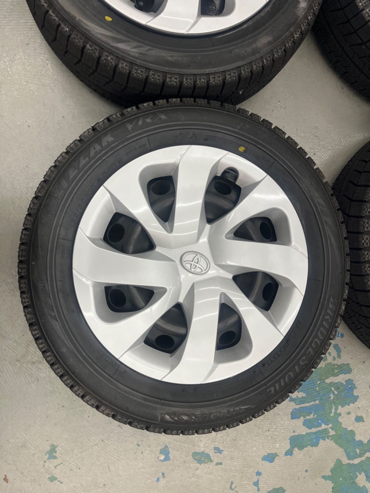 トヨタシエンタハイブリッドスタッドレスタイヤ