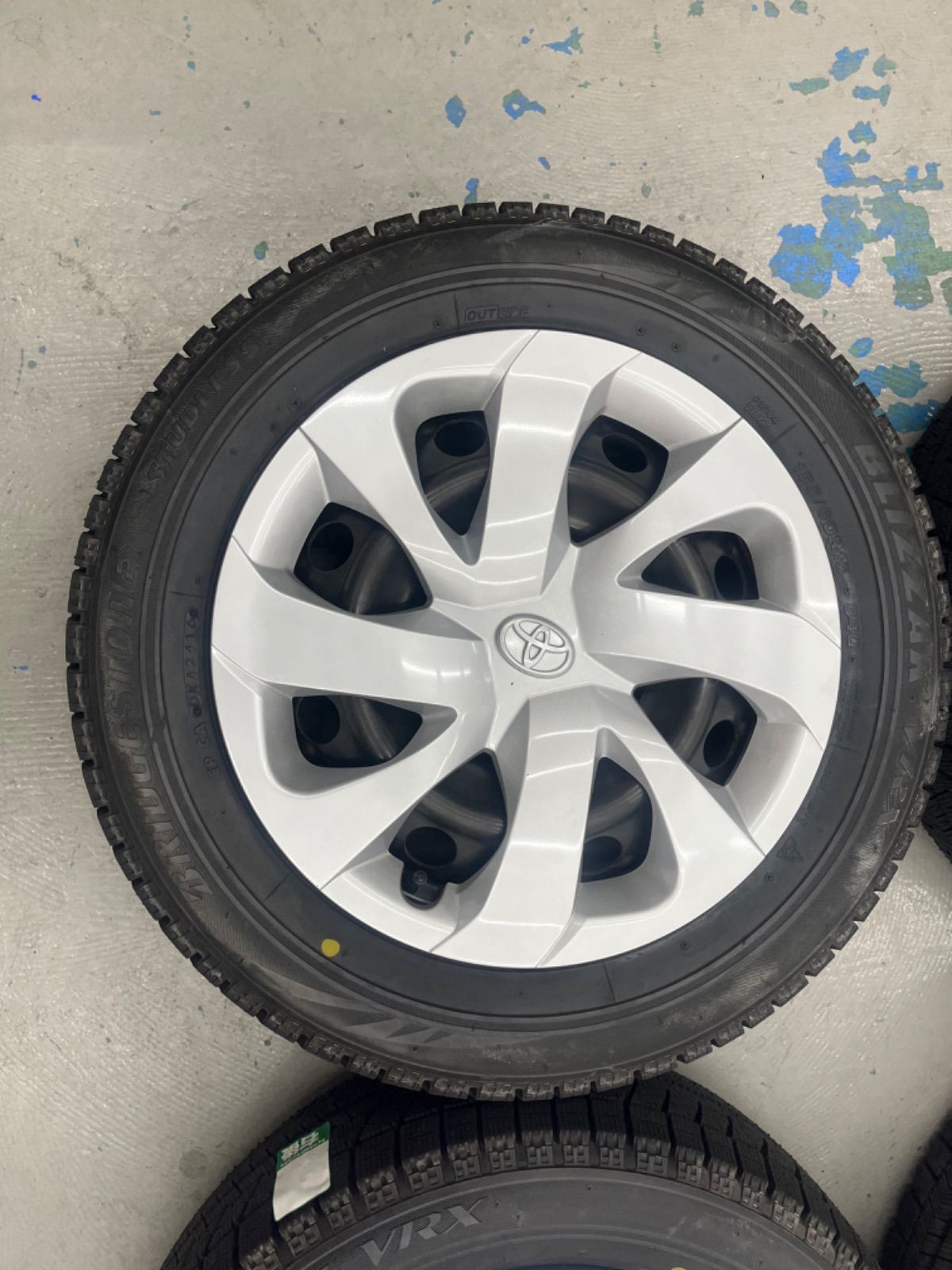 トヨタシエンタハイブリッドスタッドレスタイヤ ホイルキャップ付185 60 R 15