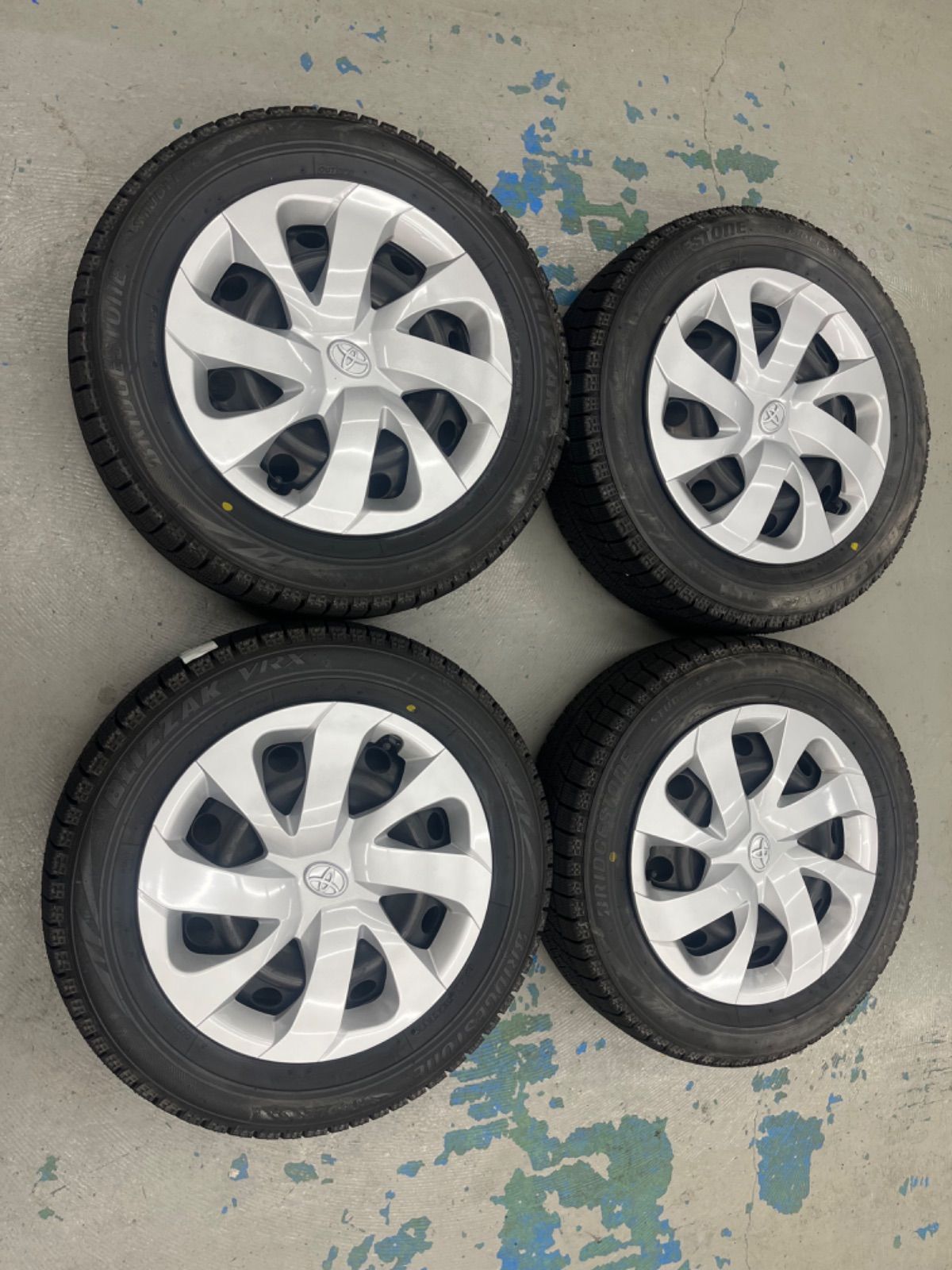 トヨタシエンタハイブリッドスタッドレスタイヤ ホイルキャップ付185 60 R 15