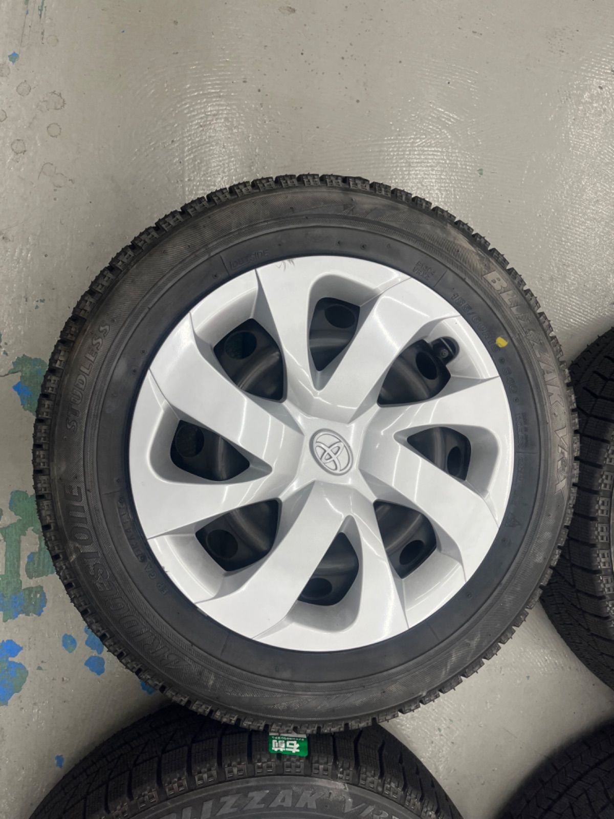  トヨタシエンタハイブリッドスタッドレスタイヤ ホイルキャップ付185 60 R 15 15インチ タイヤ ホイールセット