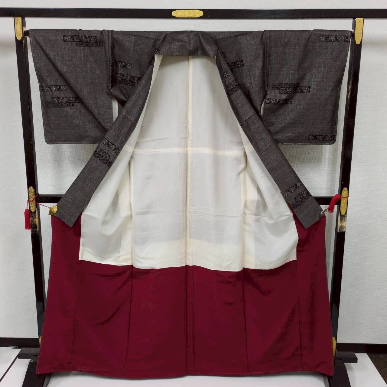 本場泥大島紬　唐草　しつけ付き未使用品 正絹 本場大島紬 正絹 茶泥染め カタス式 しつけ糸 花唐草 袷 着物 MK-1736