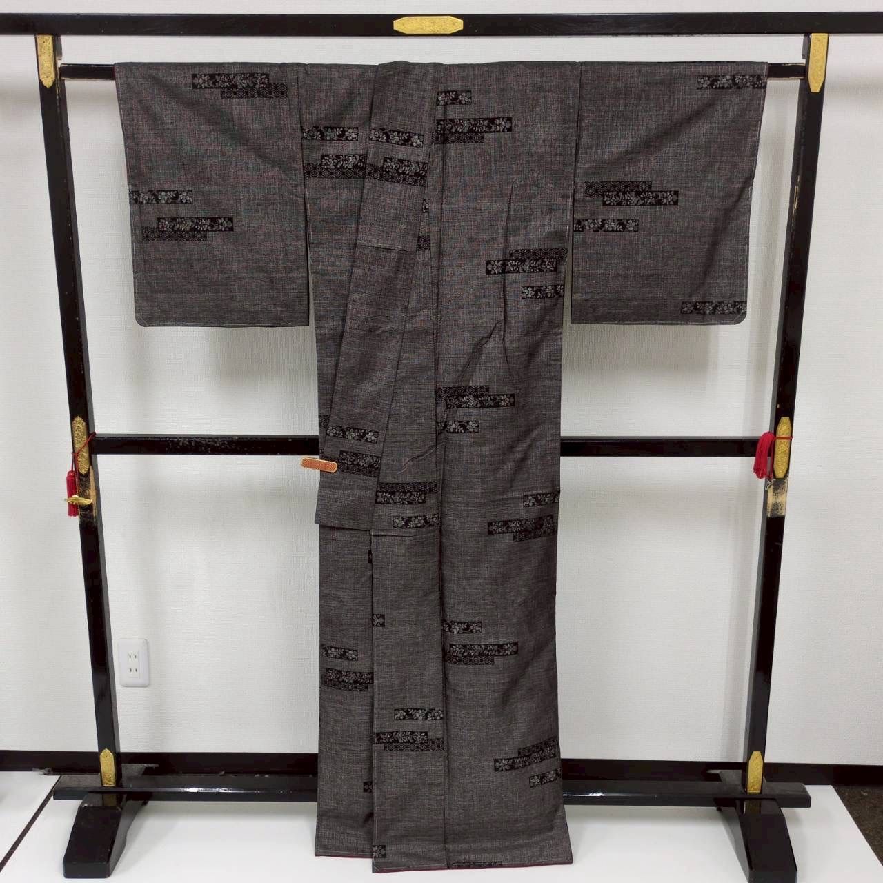 本場泥大島紬　唐草　しつけ付き未使用品 正絹 本場大島紬 正絹 茶泥染め カタス式 しつけ糸 花唐草 袷 着物 MK-1736