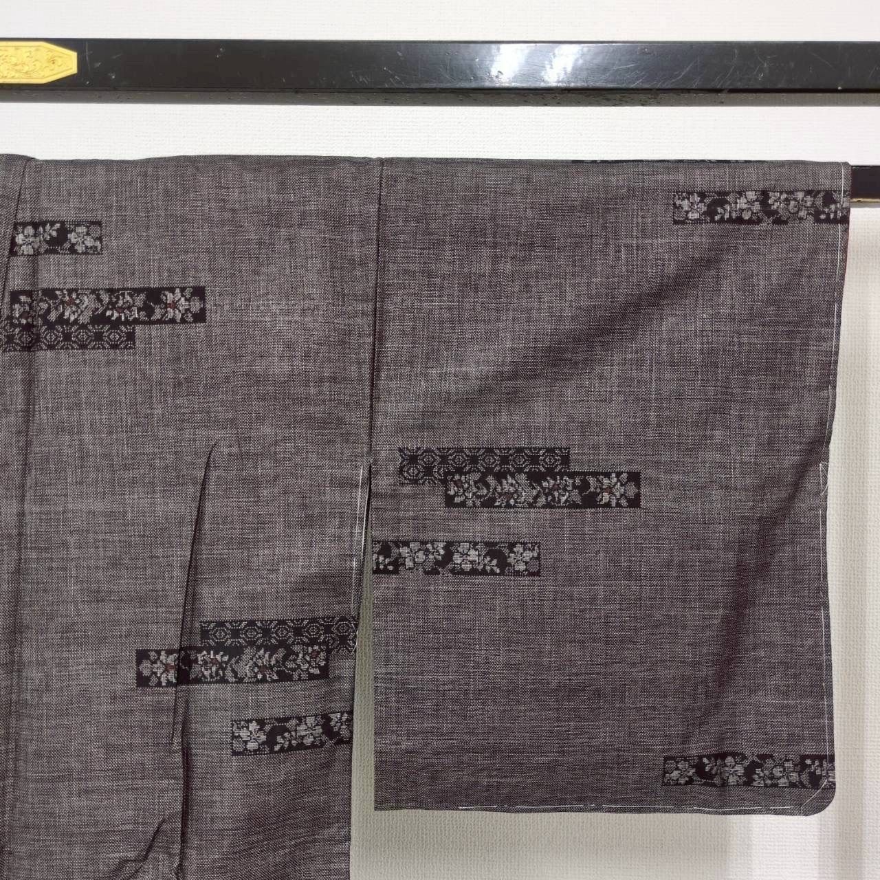 本場泥大島紬　唐草　しつけ付き未使用品 正絹 本場奄美大島紬 希少色 純泥染め 証紙付き 泥大島 正絹 唐草 葉柄 小紋