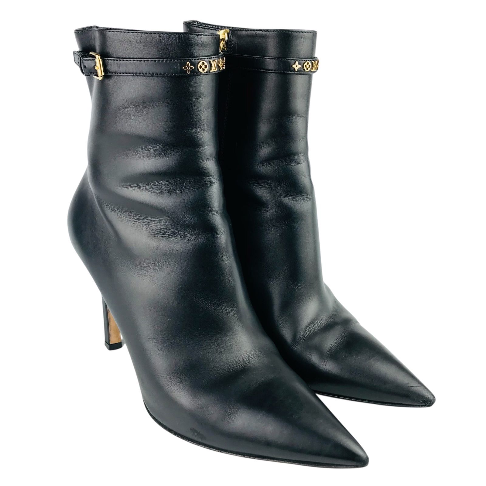 LOUIS VUITTON ルイヴィトン レディース レザー ゴールドメタルモノグラム付き アンクルストラップ サイドジップ ショートブーツ 2021年モデル 39 イタリア製 レディースブーツ ブーツ 冬物 カジュアル ブラック ブーティ