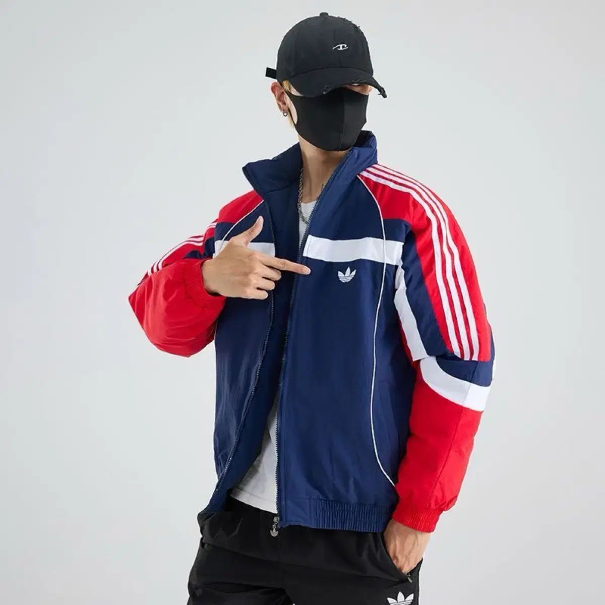 アディダス ウィンドブレーカー ネイビー/レッド　新品タッグ付き アディダス ネイビー/レッド ウィンドブレーカー ジャケット - メルカリ