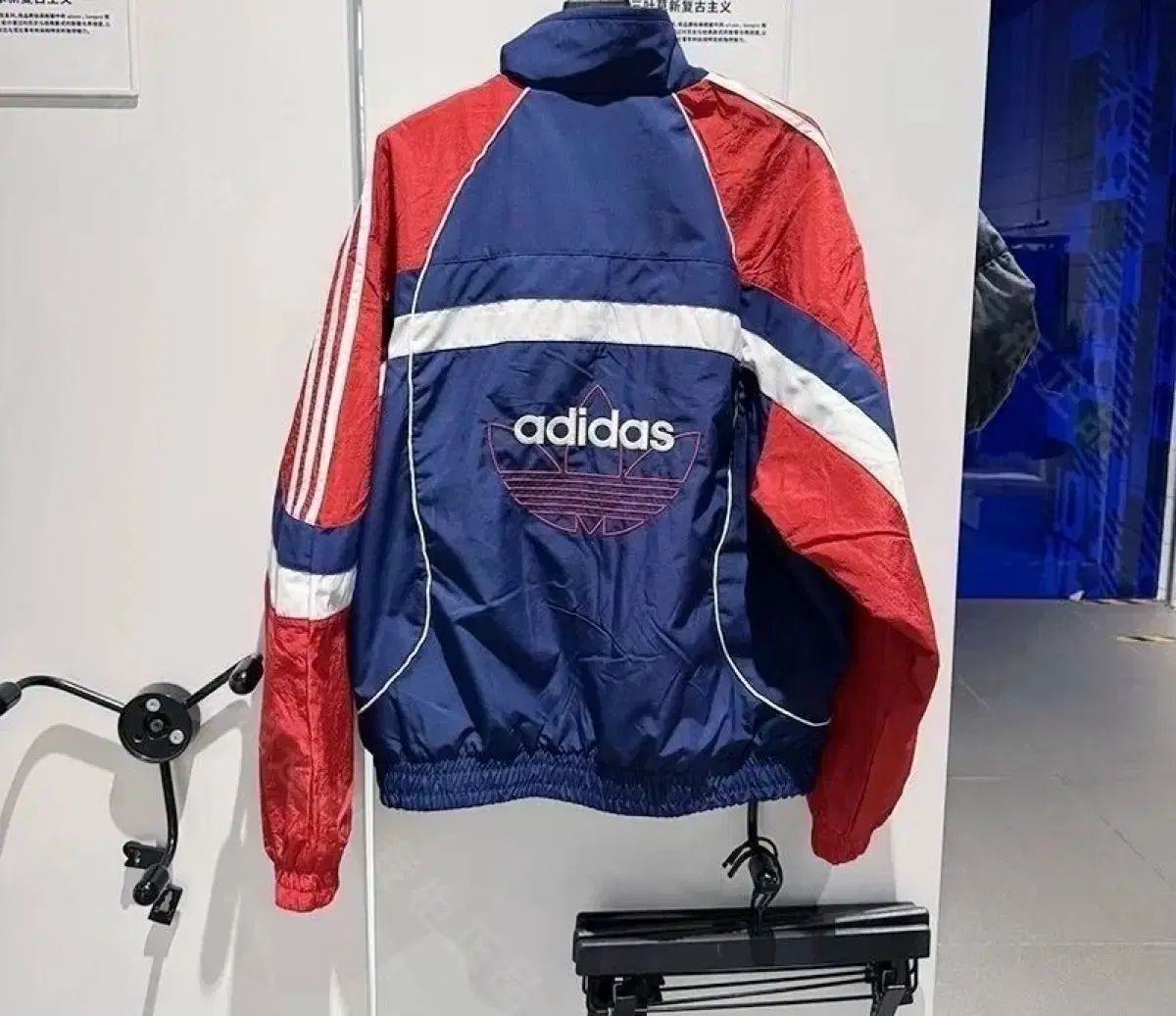アディダス ネイビー/レッド ウィンドブレーカー ジャケット - メルカリ