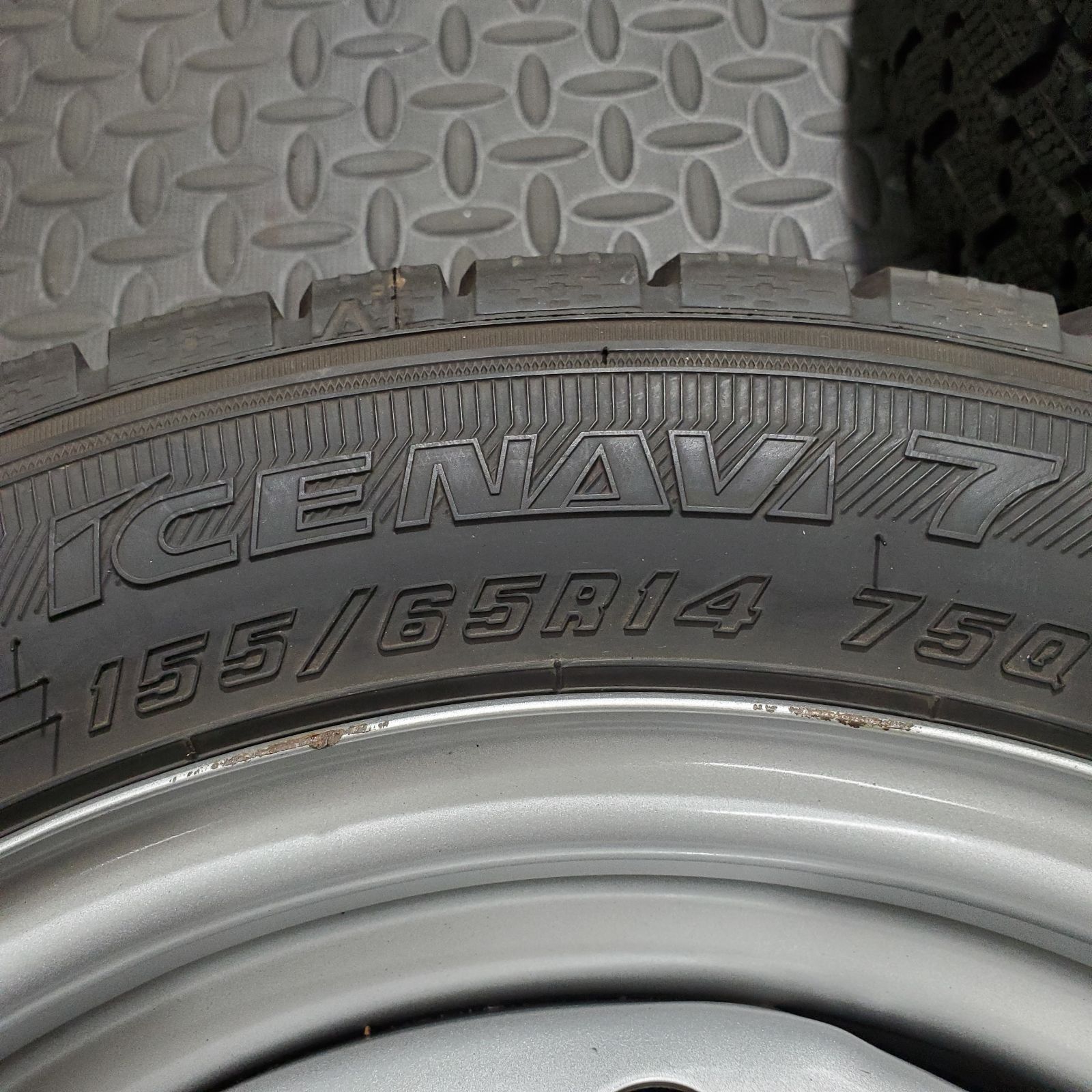 スタッドレスタイヤ 冬タイヤ