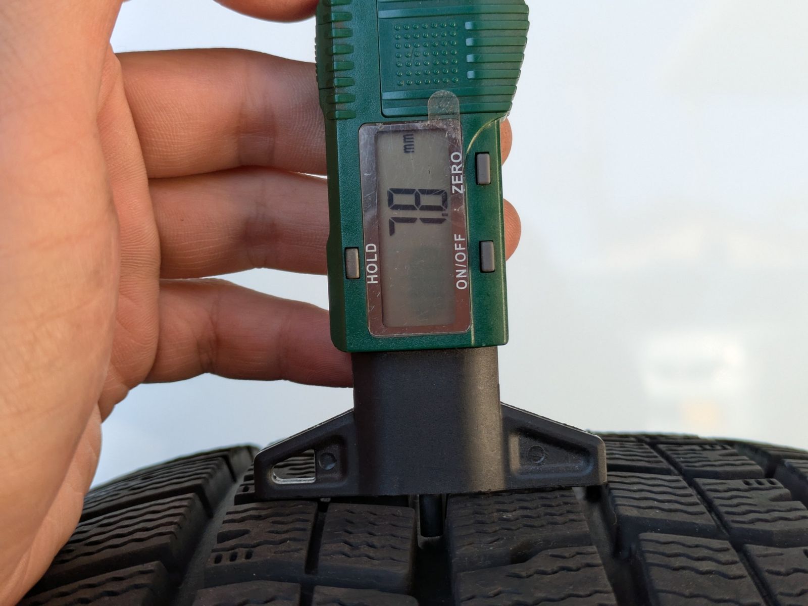  グッドイヤー アイスナビ7 16インチアルミホイール付きスタッドレスタイヤ4本 215 65 R 16 98 Q 16インチ タイヤ ホイールセット