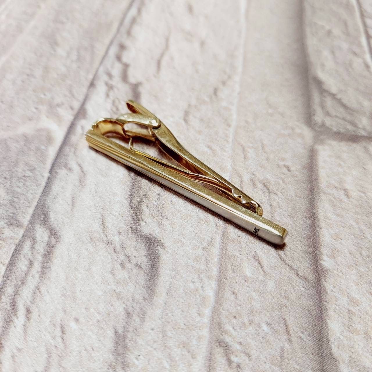 YSL イヴサンローラン ネクタイピン ゴールド 金 ロゴ入り