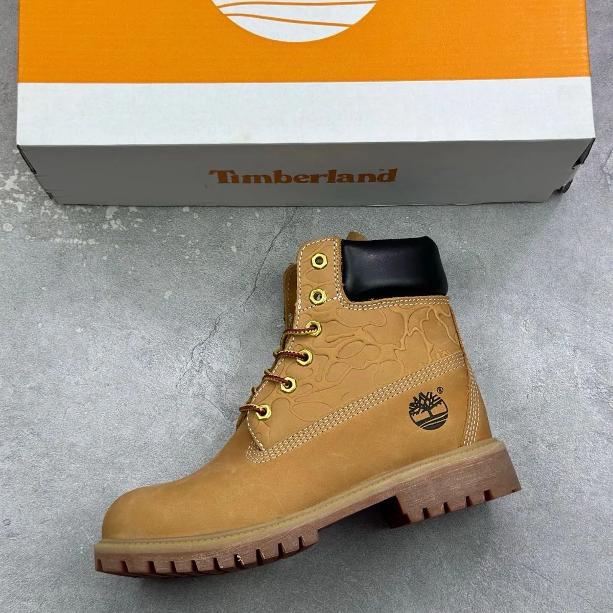 A BATHING APE x UNDEFEATED TIMBERLAND 防水ブーツ