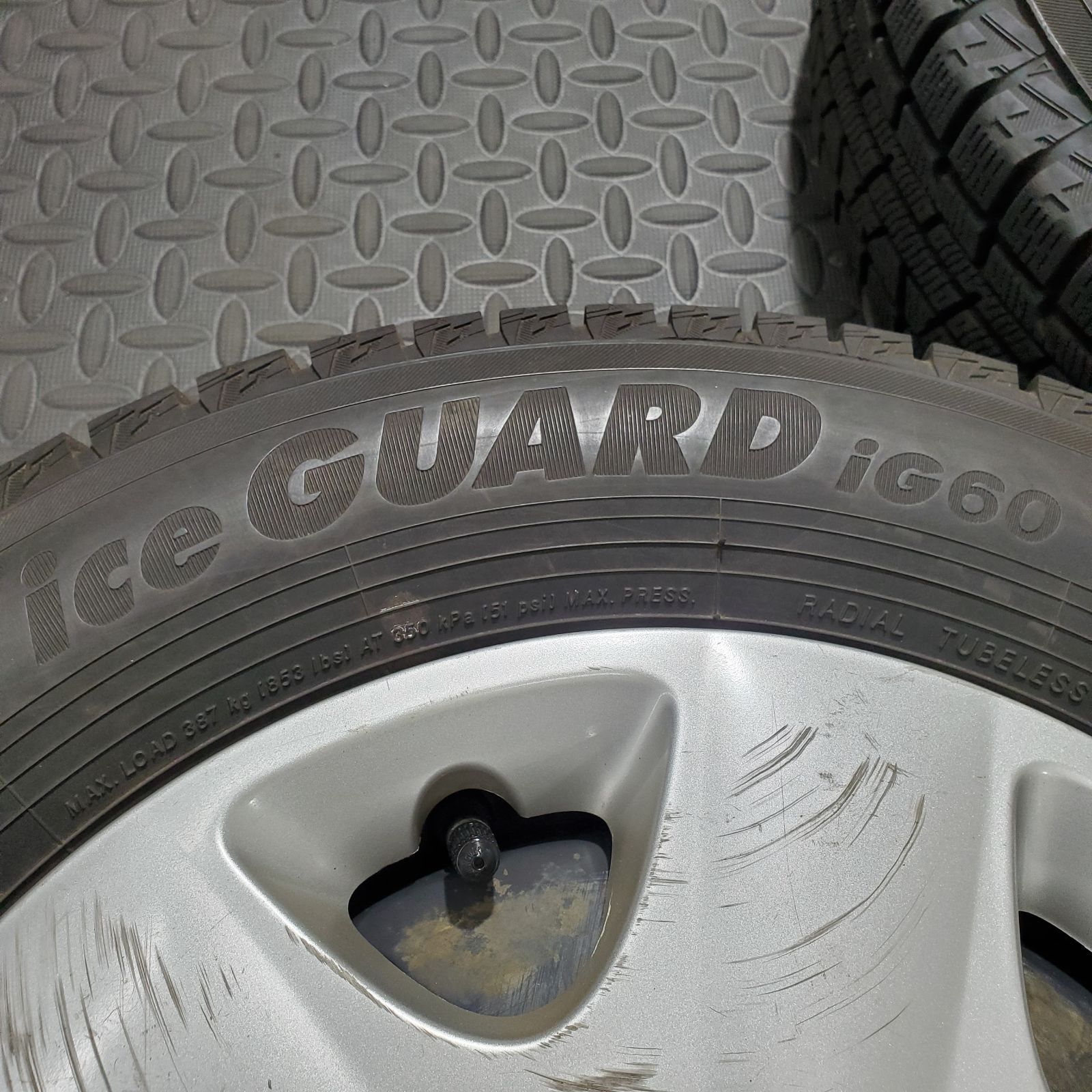 スタッドレスタイヤ