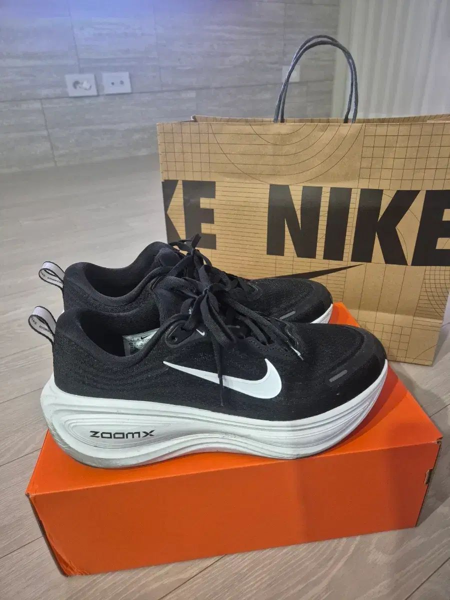 ナイキ ボメロ PLUS EXTRA WIDE 265