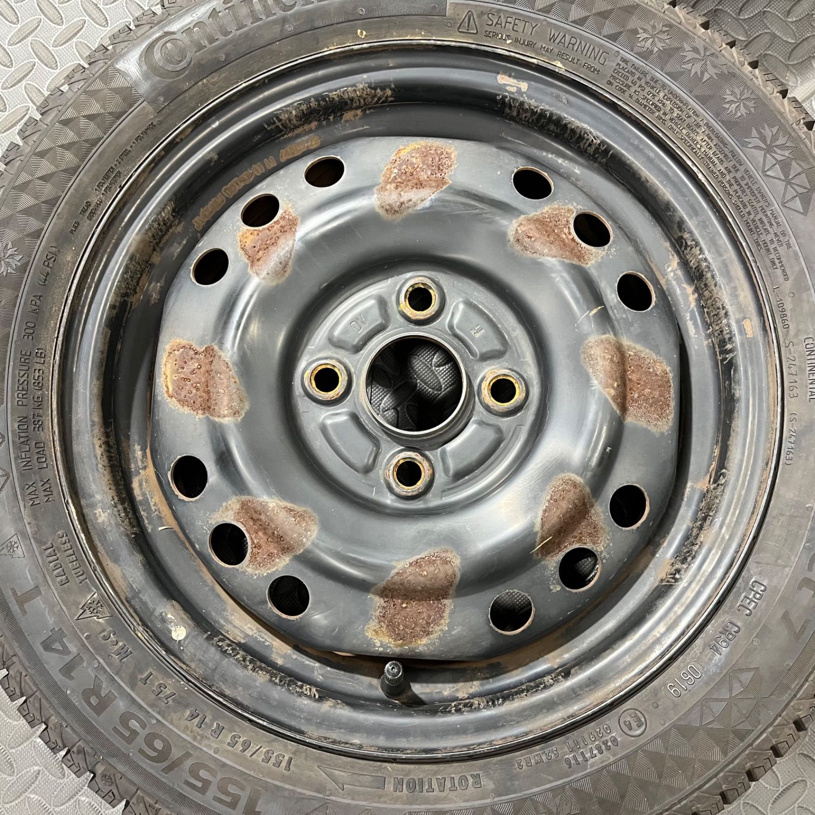 スタッドレスタイヤ 冬タイヤ