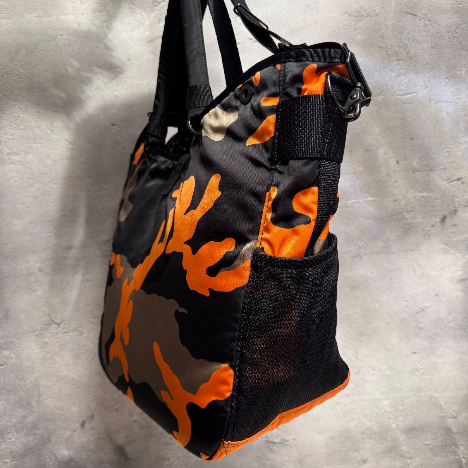 美品Porter 迷彩ボディバッグ (オレンジ/黒) 希少 新品未使用 APEエイプ×ORTERポーター ボディバッグ ワン