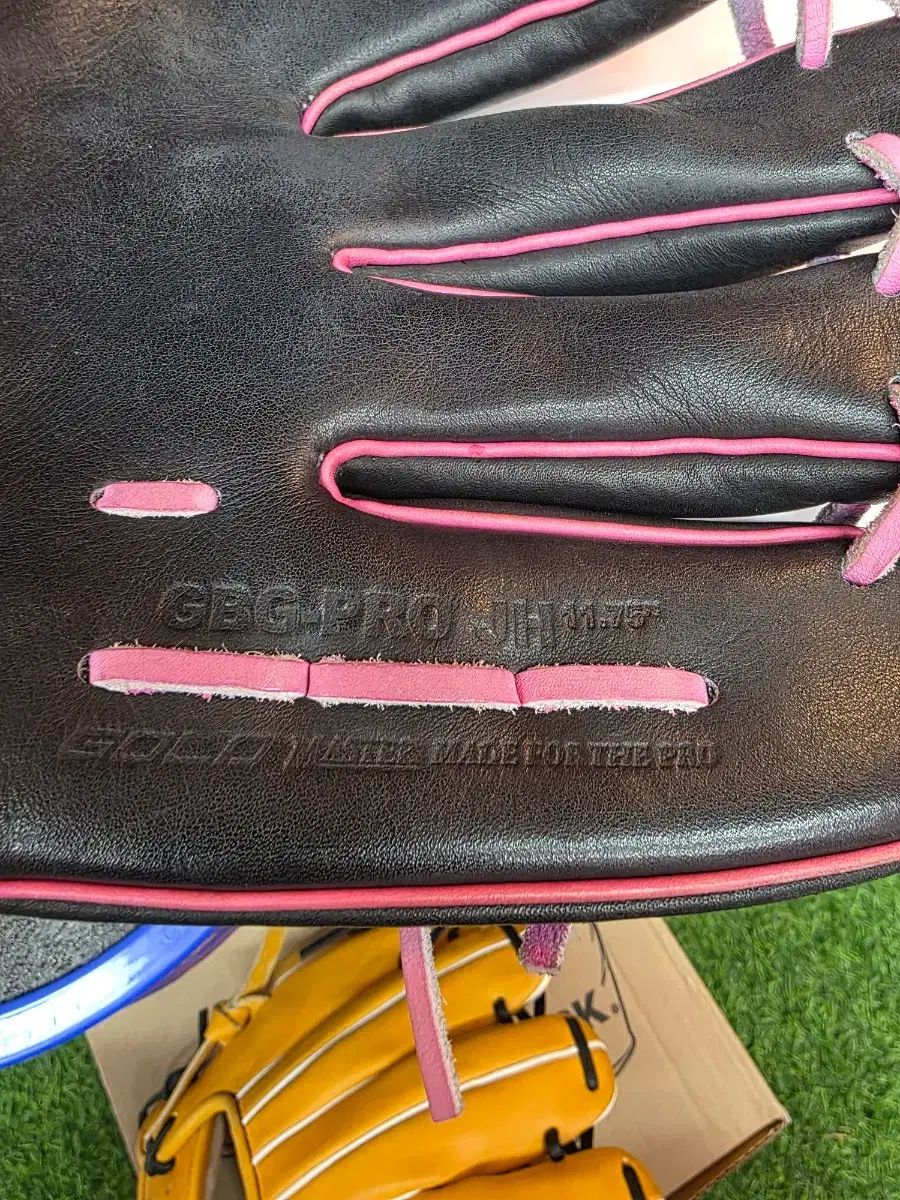 GOLD内野グローブLOVE YOURSELF 轉 Tear