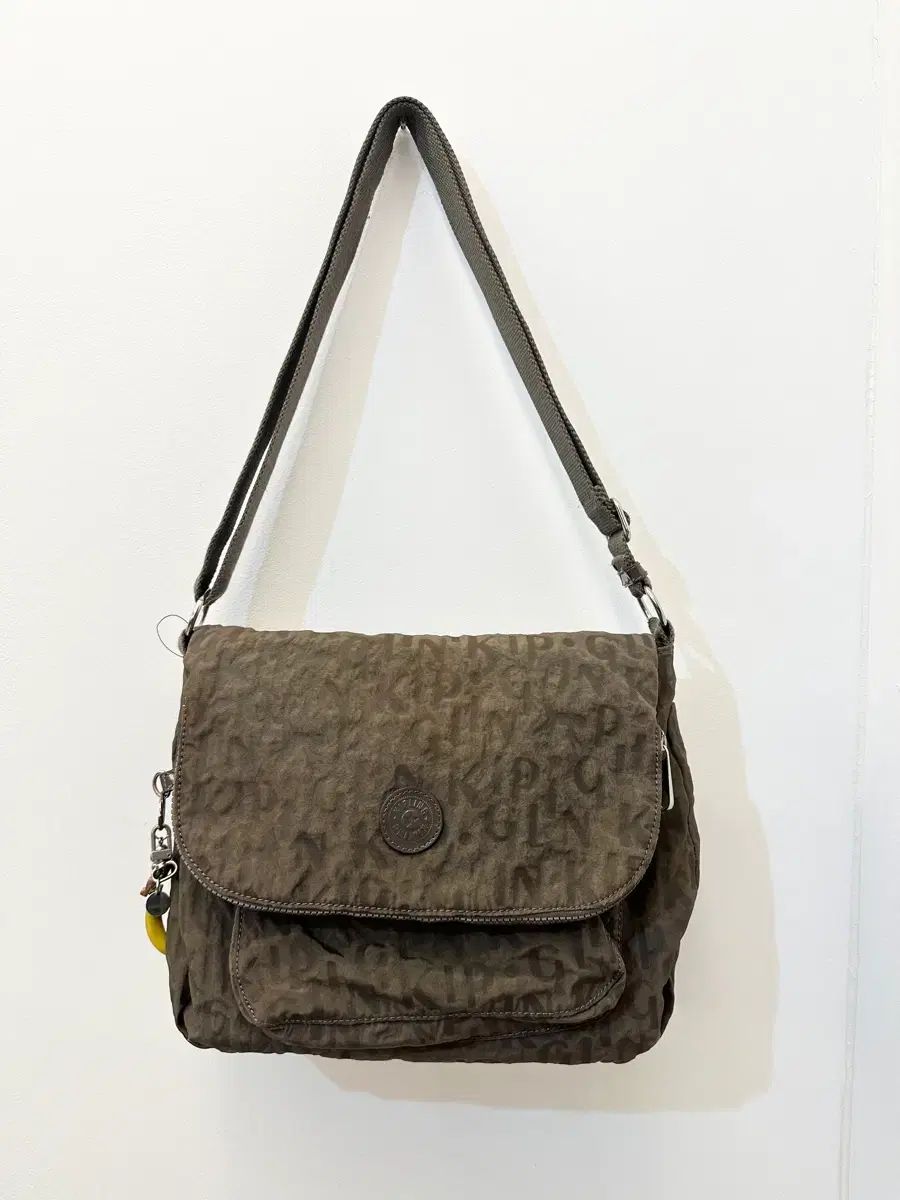 キプリング カーキ ブラウン ショルダーバッグ クロスバッグ Mサイズ