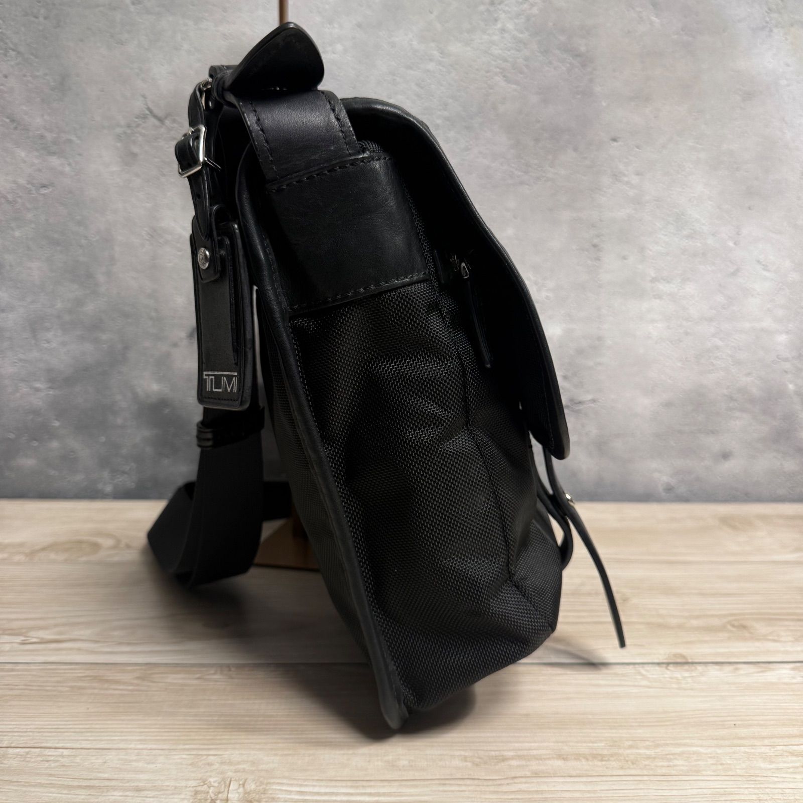 【新品✨】トゥミ ナイロン メッセンジャーバッグ ブラック ボディバッグ　A4可 ✨TUMI トゥミ メッセンジャーバッグ ショルダーバッグ A4収納可 多