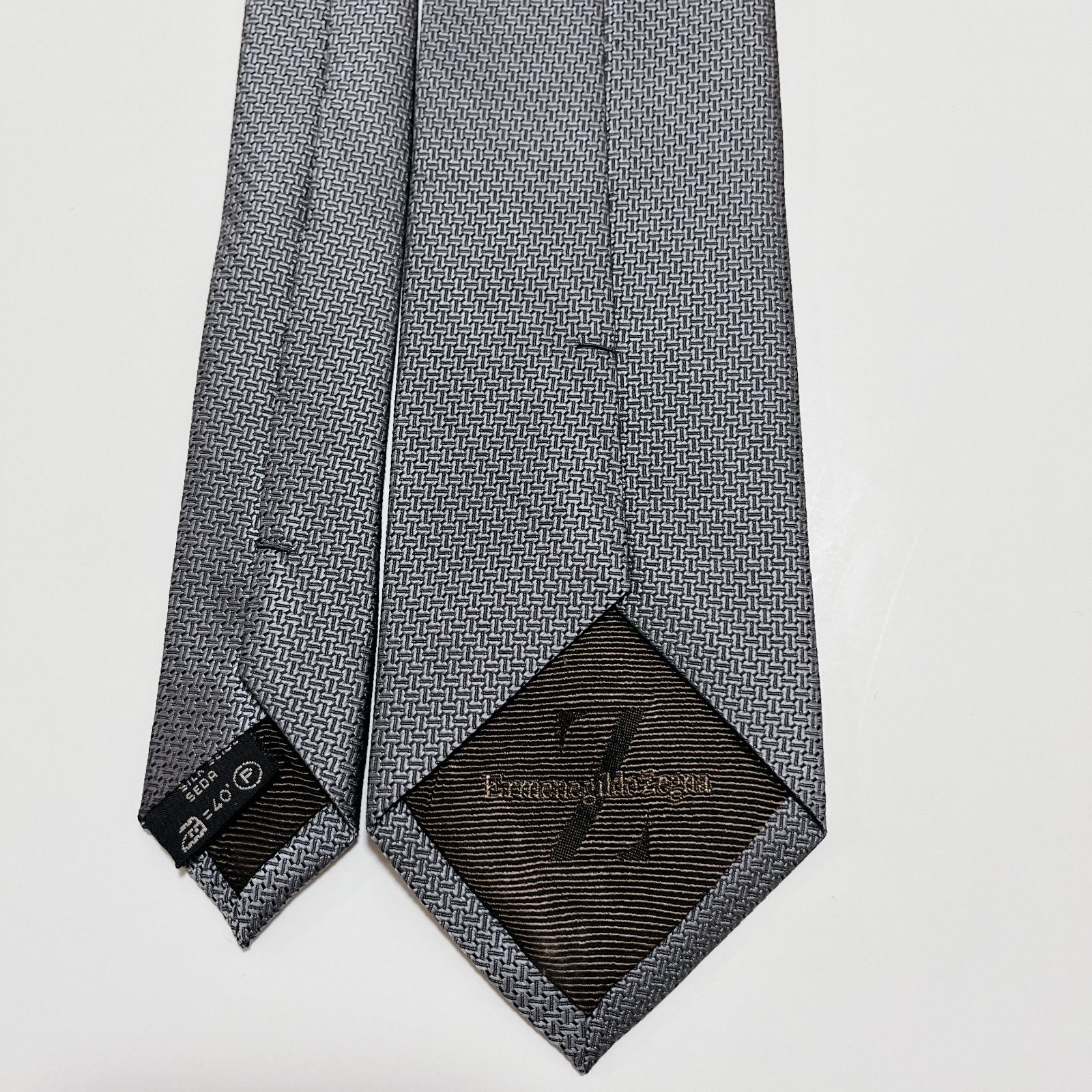 美品 エルメネジルドゼニア ネクタイ ハイブランド ソリッドタイ 無地 光沢 紺 美品 エルメネジルドゼニア ネクタイ ハイブランド ソリッドタイ 無地