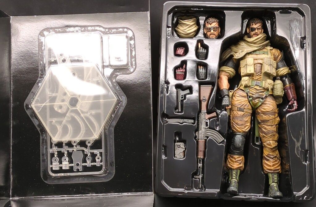 スクウェア・エニックス PLAY ARTS改 ヴェノム・スネーク ゴールド