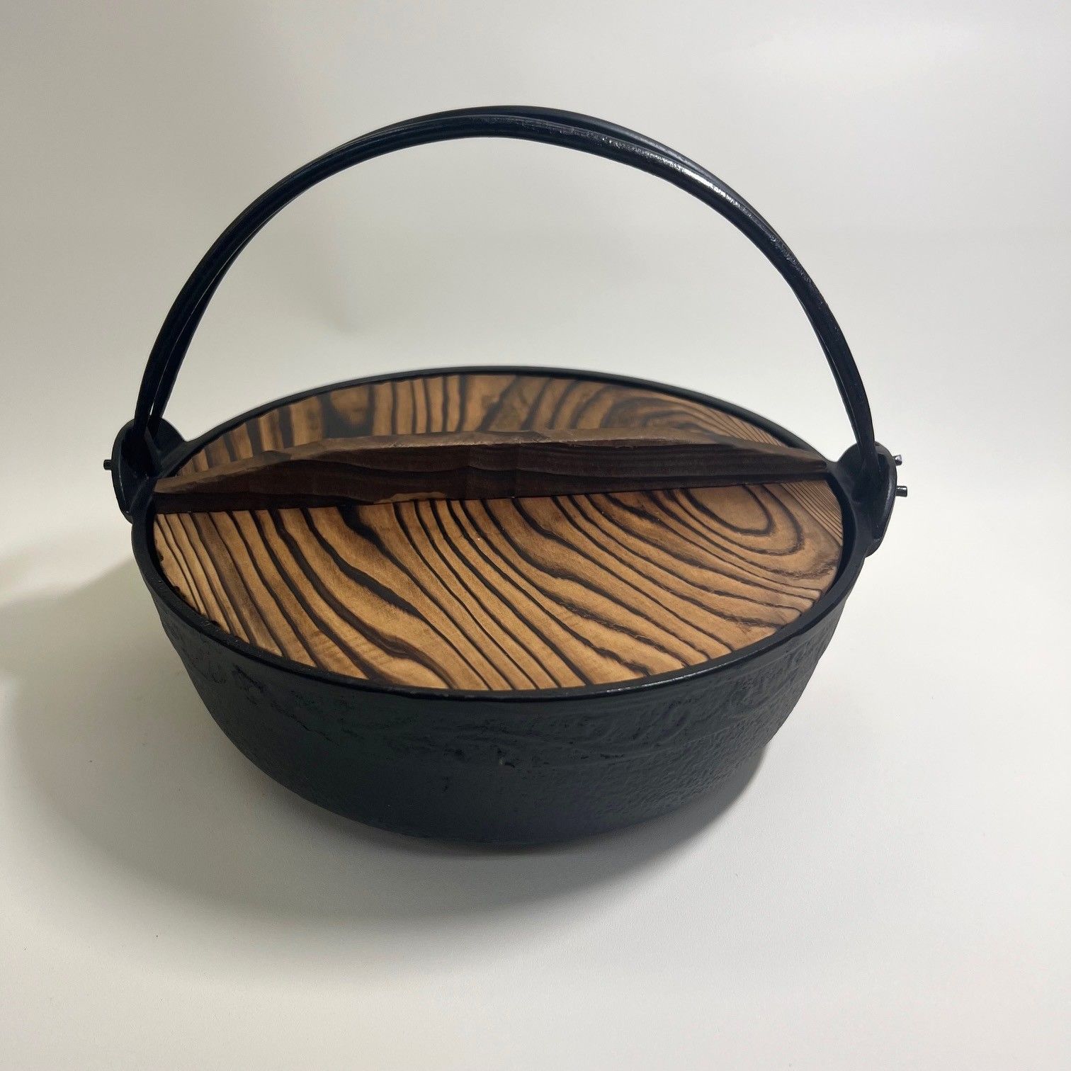 美品】本場盛岡南部鉄器 ふる里鍋 岩鋳 木蓋付き 鉄鍋 - メルカリ