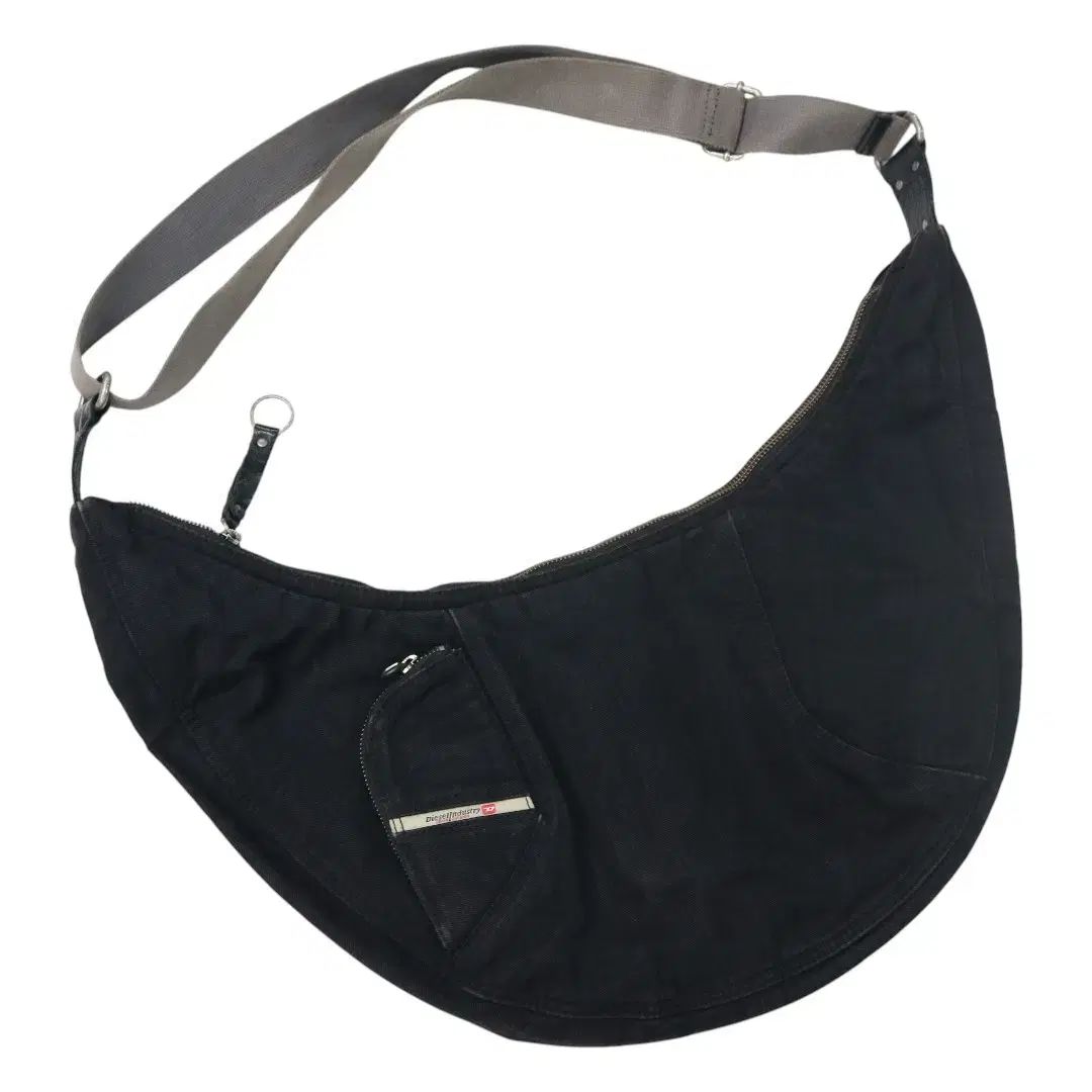 DIESEL ディーゼル社のブルアカ ハーフムーン ショルダーバッグ