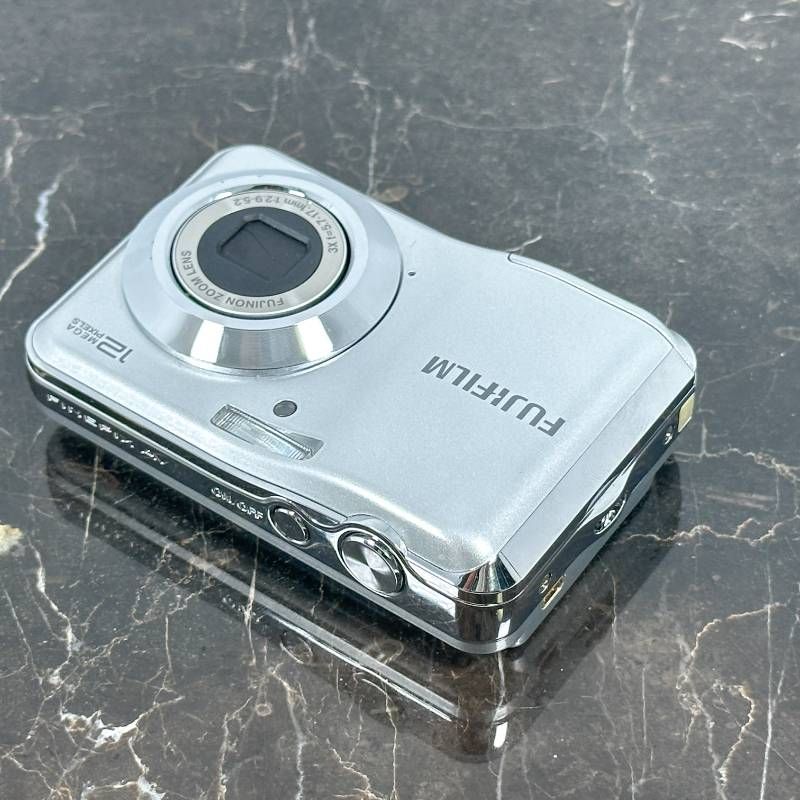 カメラ FUJIFILM FinePix AV100 1410万画素 光学3倍ズーム 単三電池対応 HD