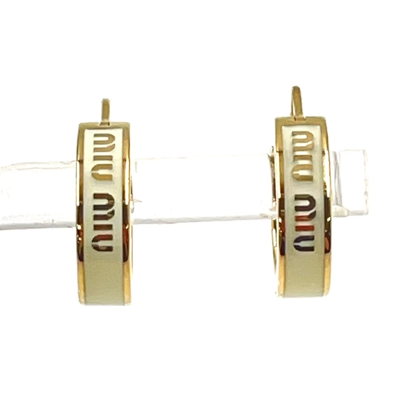 miu miu ロゴ メタル ゴールド×ホワイト フープピアス 510103 2F6T