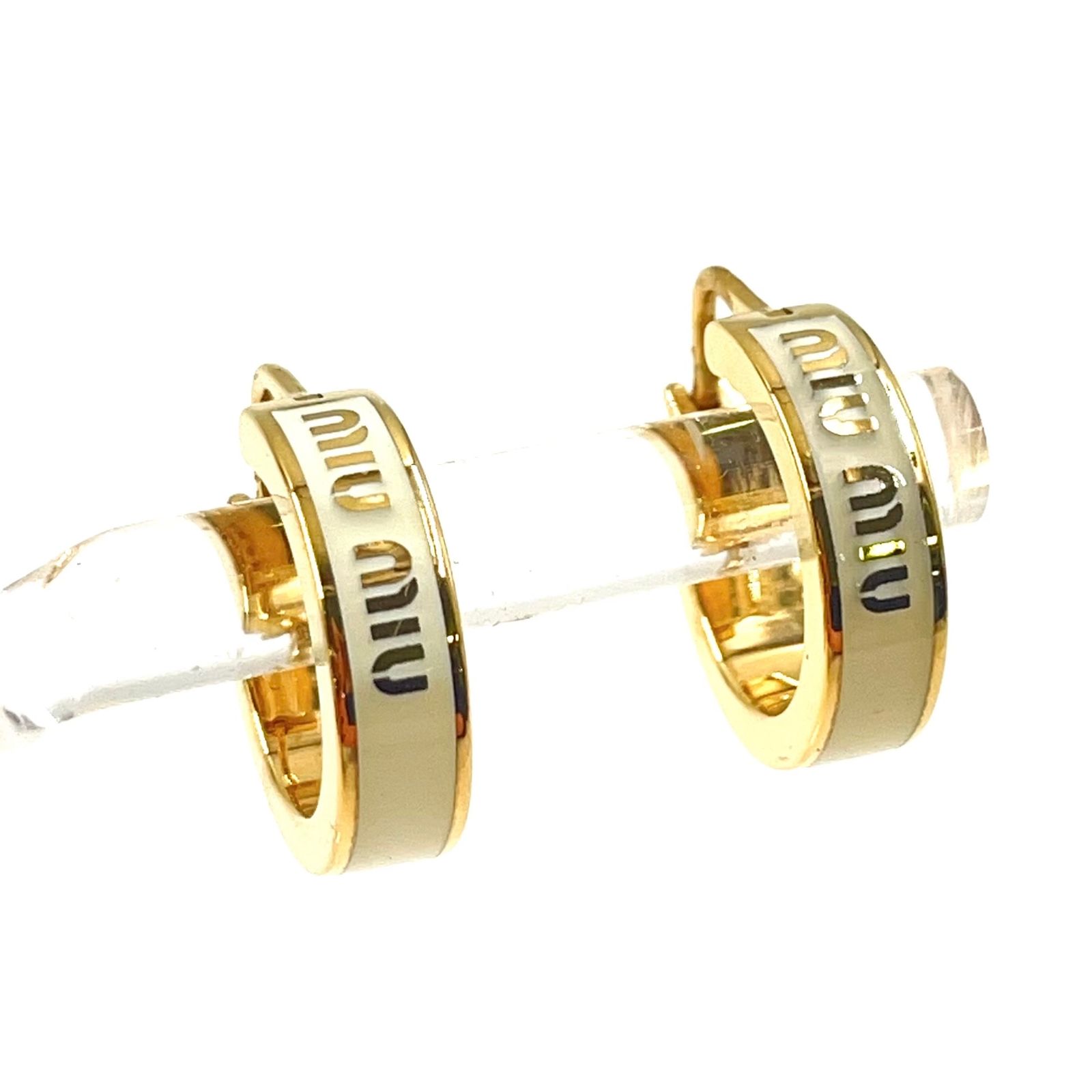 miu miu ロゴ メタル ゴールド×ホワイト フープピアス 510103 2F6T