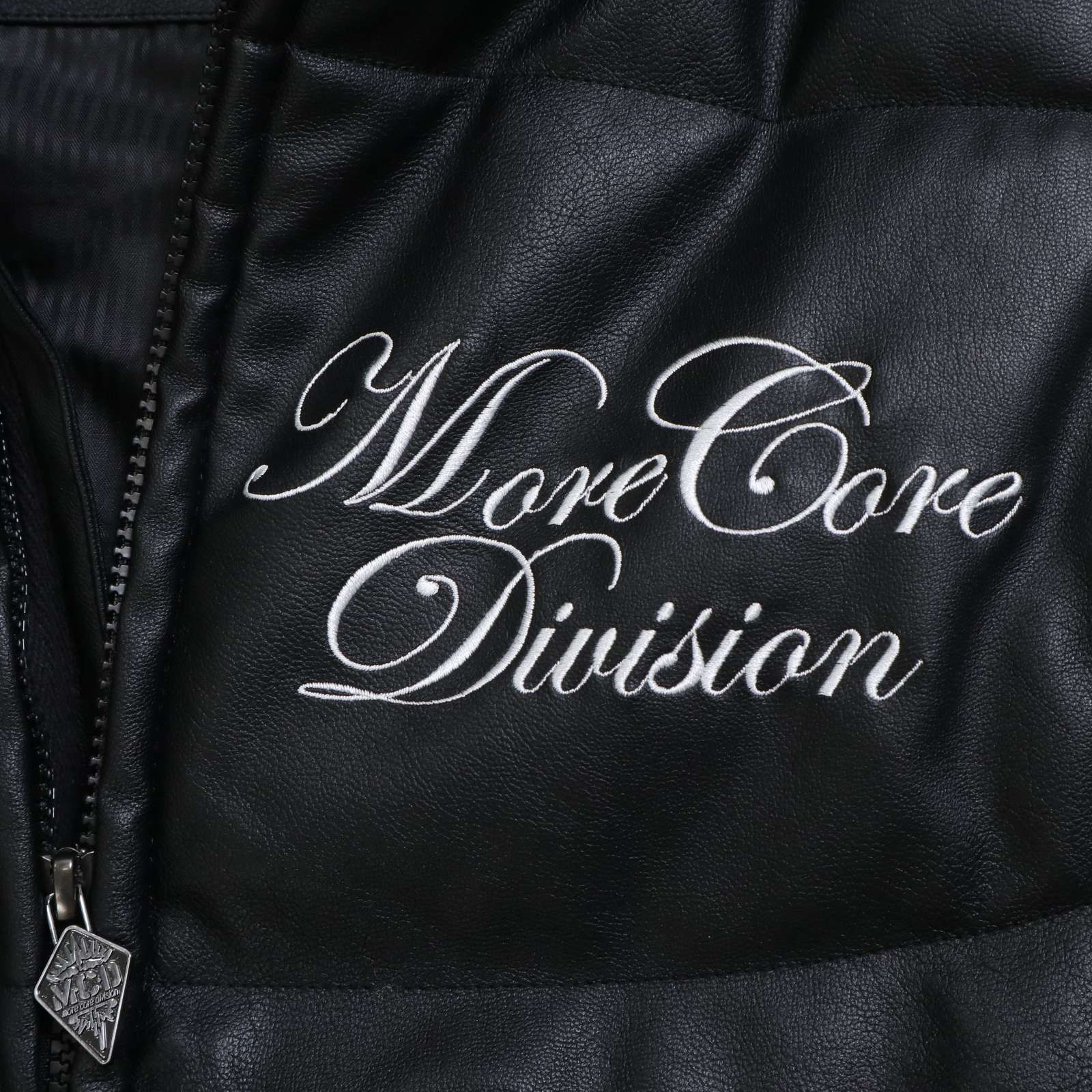 新品 MCD. More Core Division 黒 ダウン ベスト M 美品 23AW】MCD more core division エムシーディー 秋冬 ロゴ刺繍