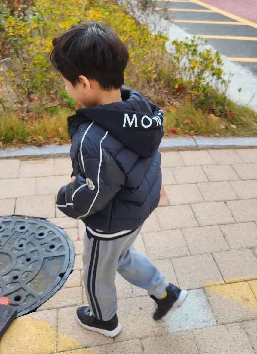 モンクレール キッズ ブラック ダウン アウター 8 A