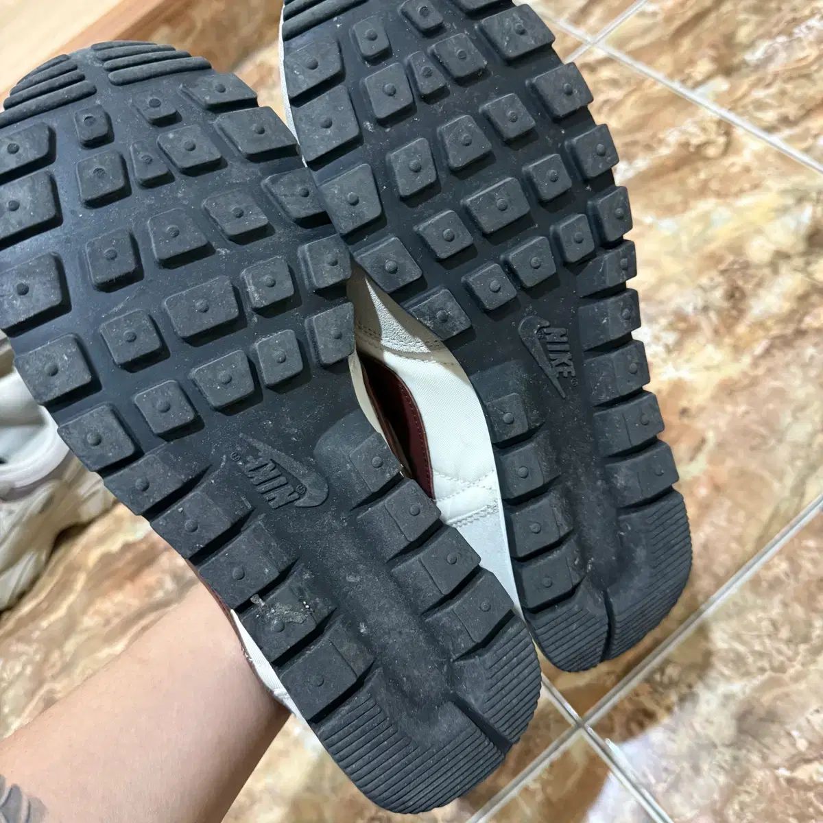 ナイキ エア ペガサス 白 バーガンディ スニーカー