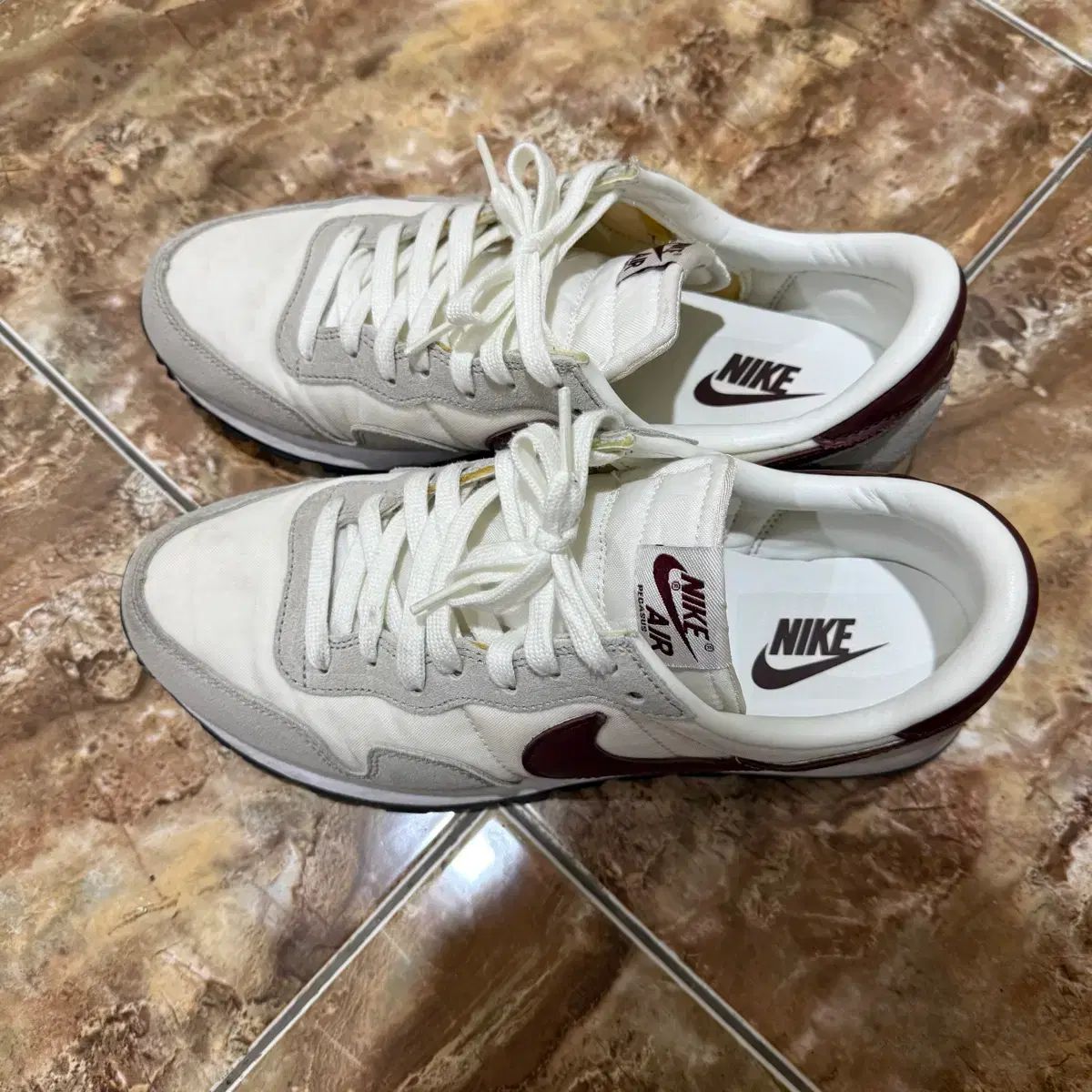 ナイキ エア ペガサス 白 バーガンディ スニーカー