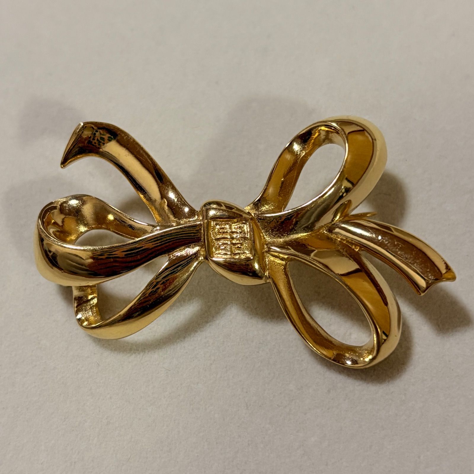 GIVENCHY ブローチ - メルカリ