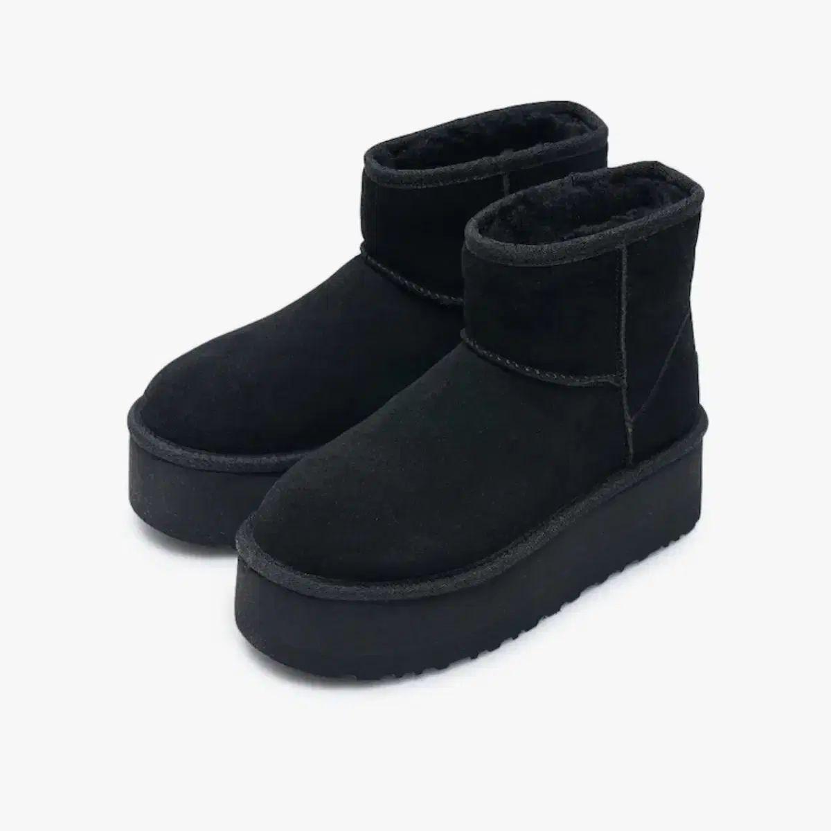 240 UGG クラシック ミニ フラットフォーム ブーツ ブラック