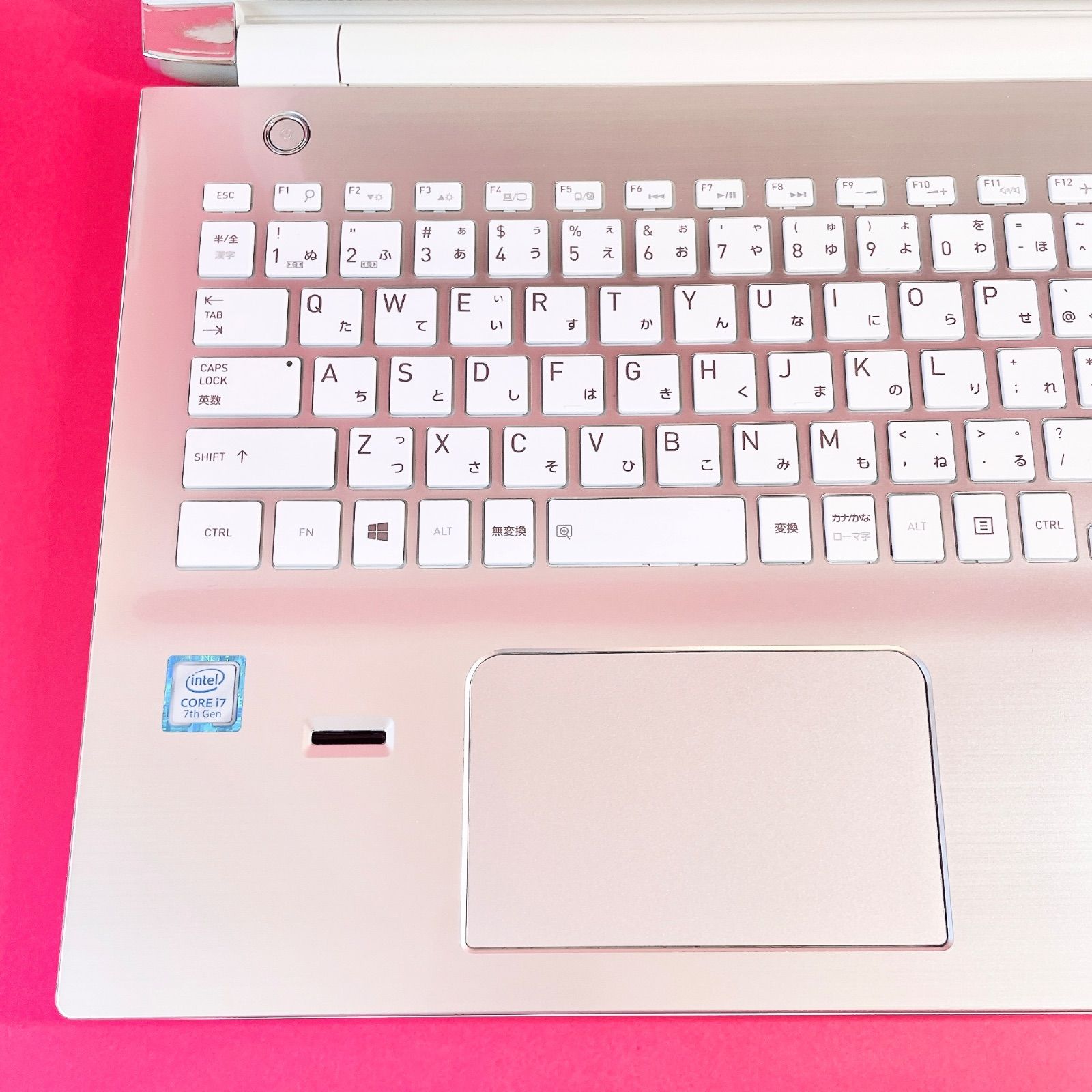 売り切れ続出❣️たっぷり大容量500GB✨️薄型ノートパソコン！おしゃれ白カメラ付き 1台限り✨薄型 大容量SSD＆メモリ8GB‼️カメラ 白ノートパソコン 学生